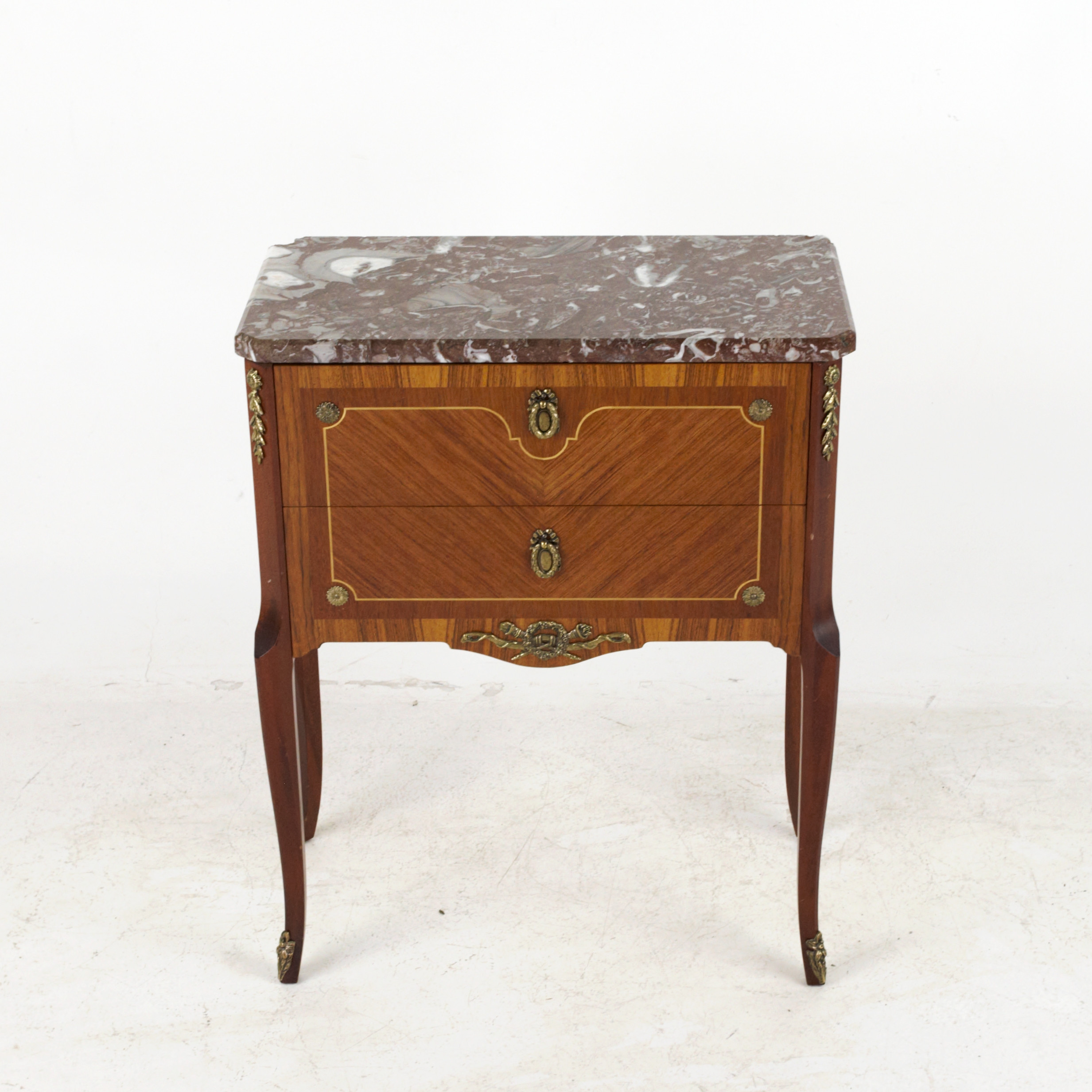 BYRÅ med stenskiva, gustaviansk stil, beslag av mässing, 1900-tal.