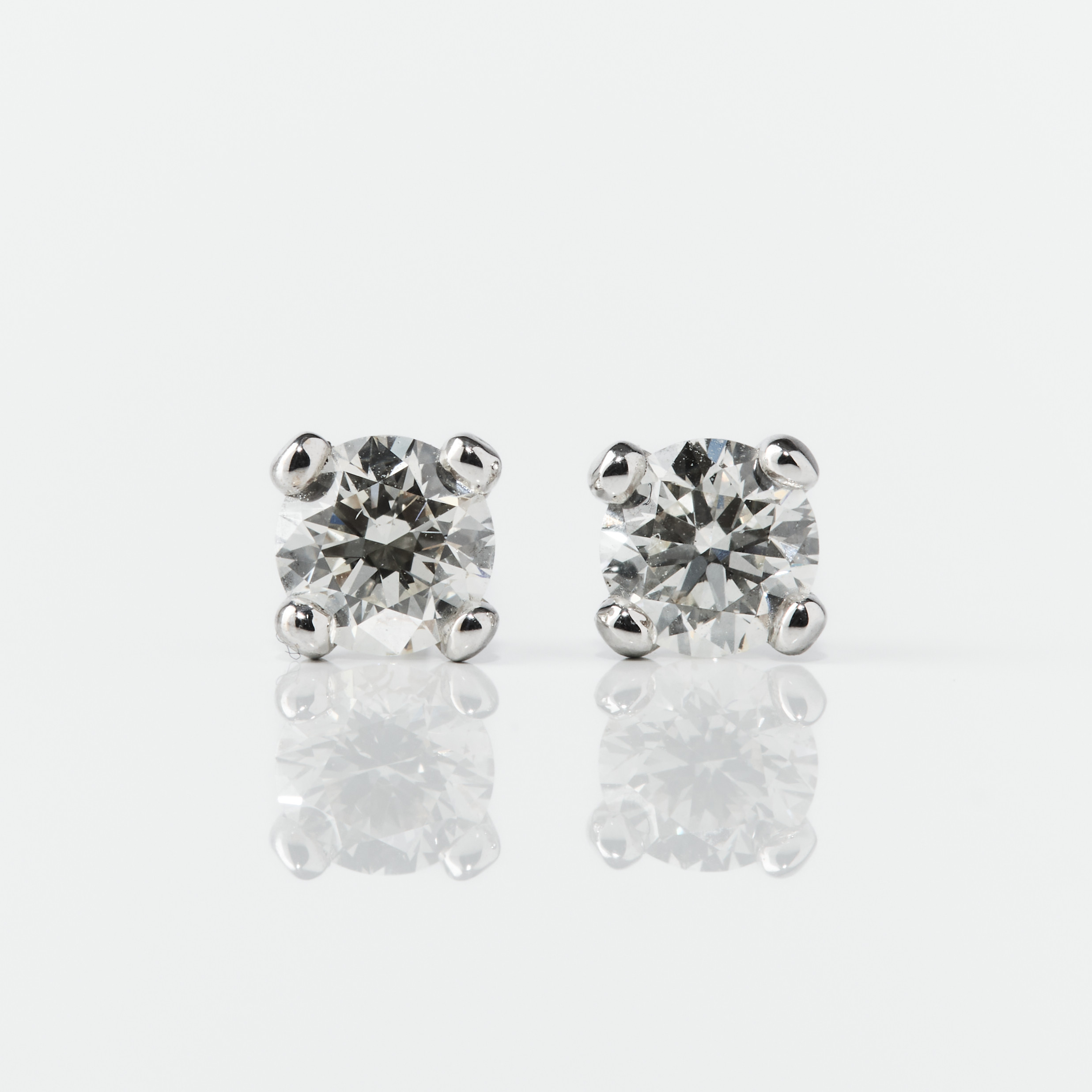 ENSTENSÖRHÄNGEN, ett par, 18K vitguld med diamanter.