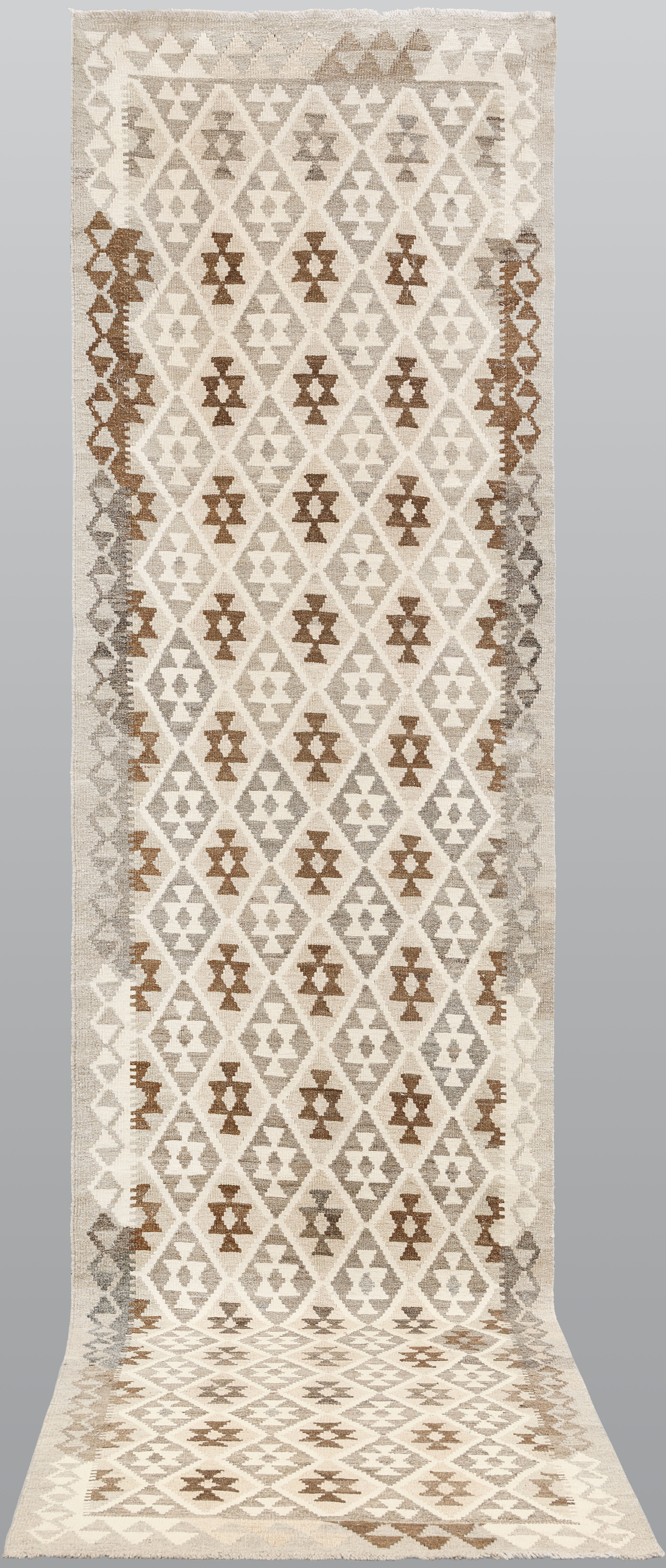 MATTA. Kelim naturfärgad gallerimodell, 392 x 98 cm.