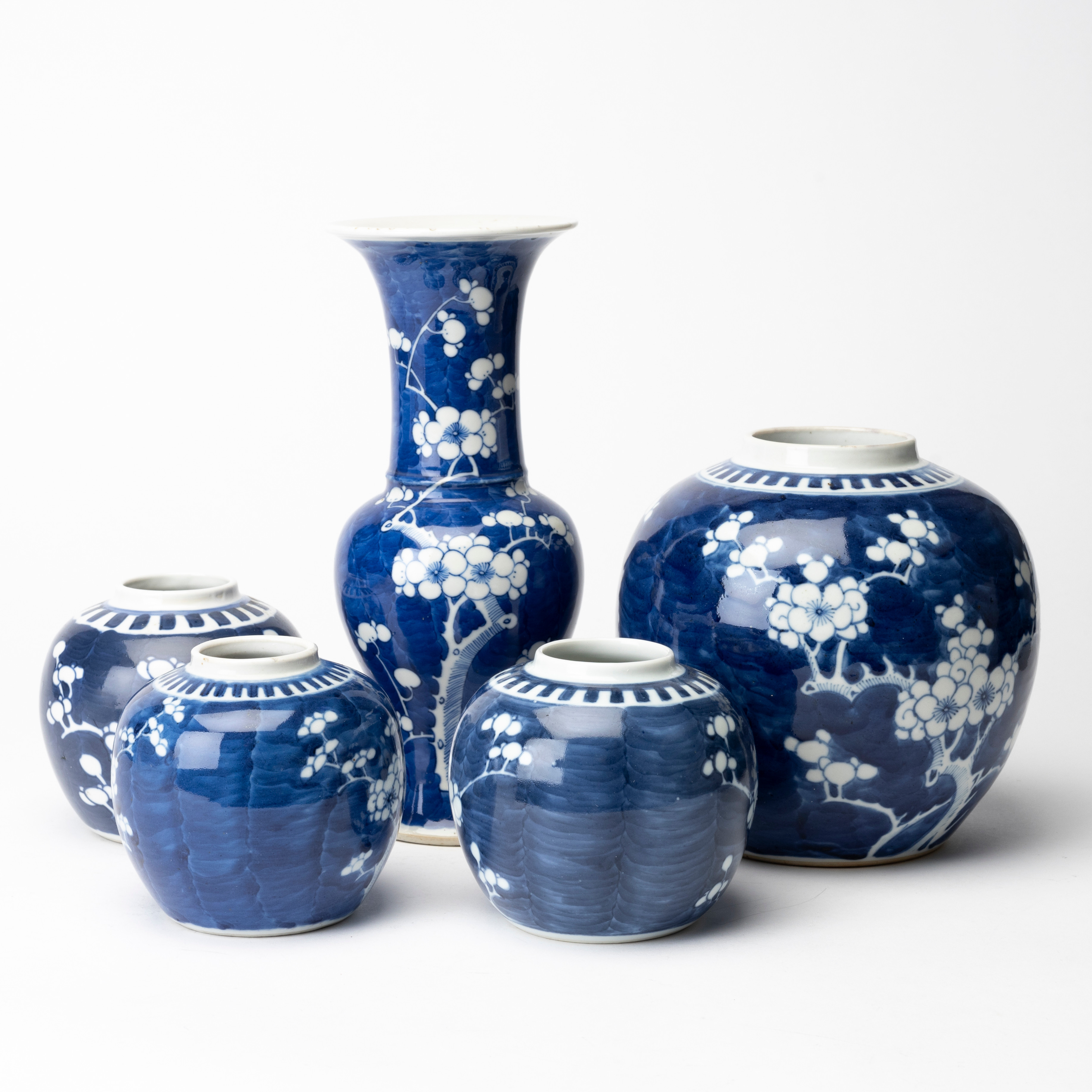 BOJANER samt VAS, 5 st, porslin, Prunusdekor, Kina, främst 1900-tal.