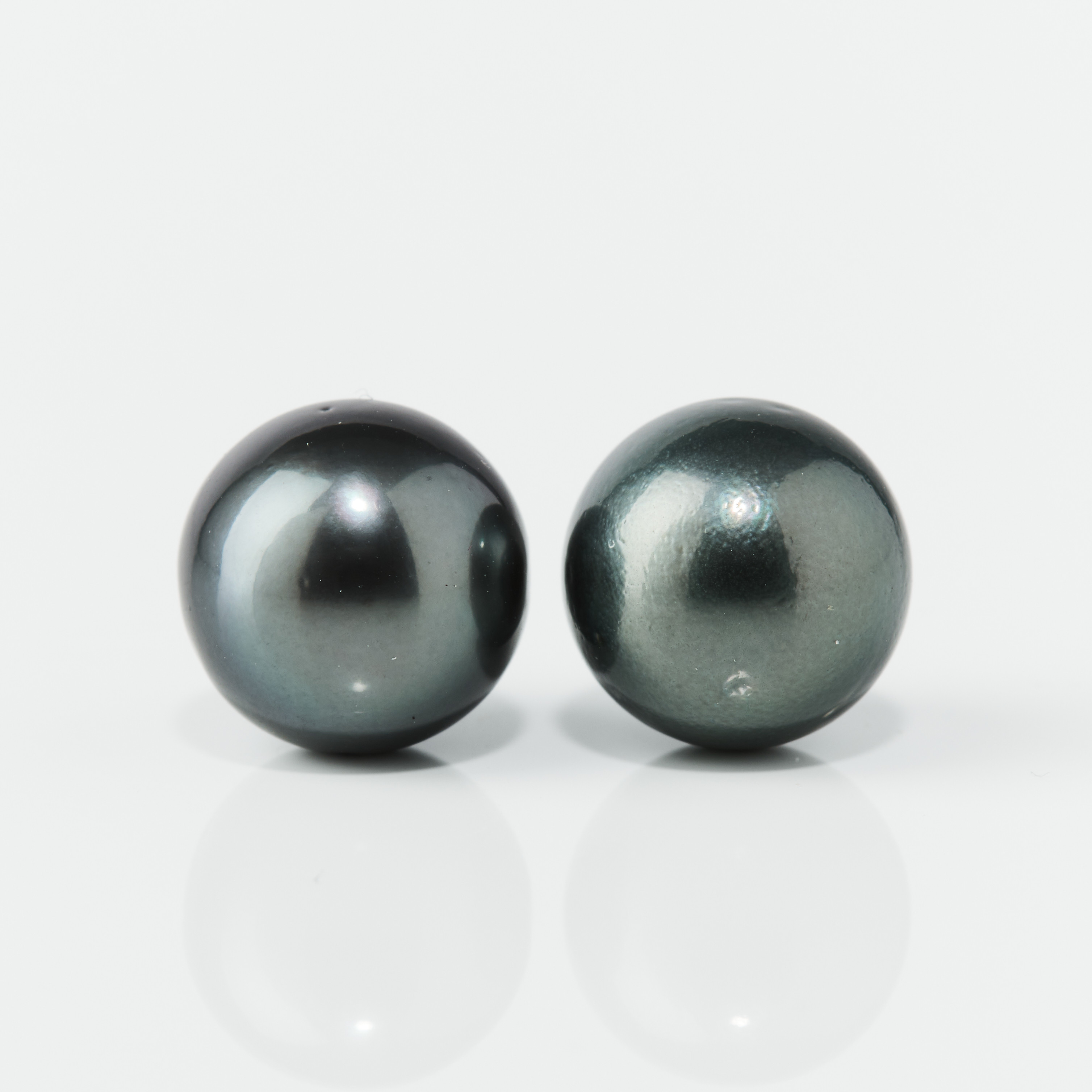 ÖRHÄNGEN, ett par, platina med Thaitipärla.