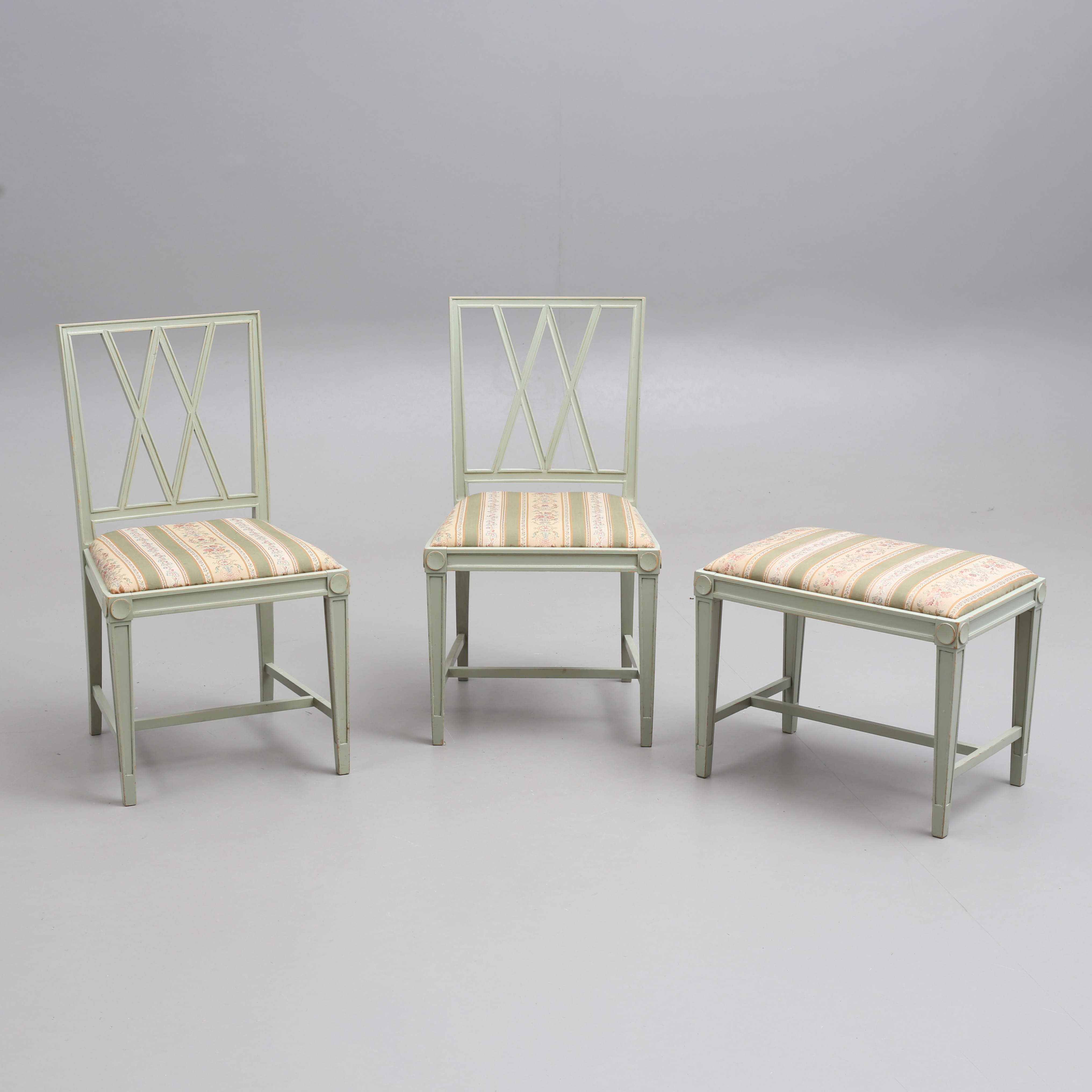 STOLAR, 2 st samt TABURETT, gustaviansk stil, 1900-talets mitt.