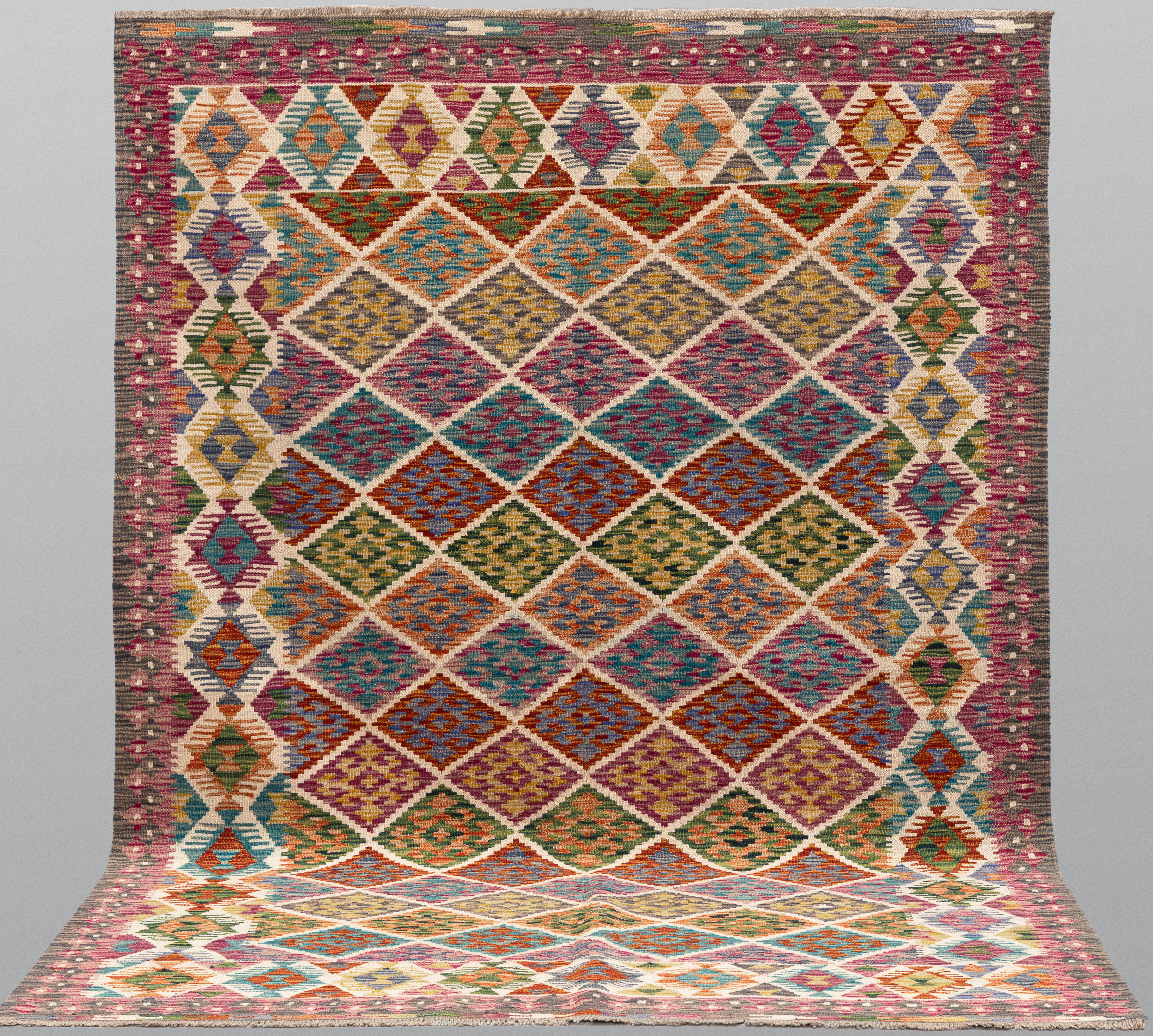 MATTA. Kelim klassisk design, 253 x 175 cm.