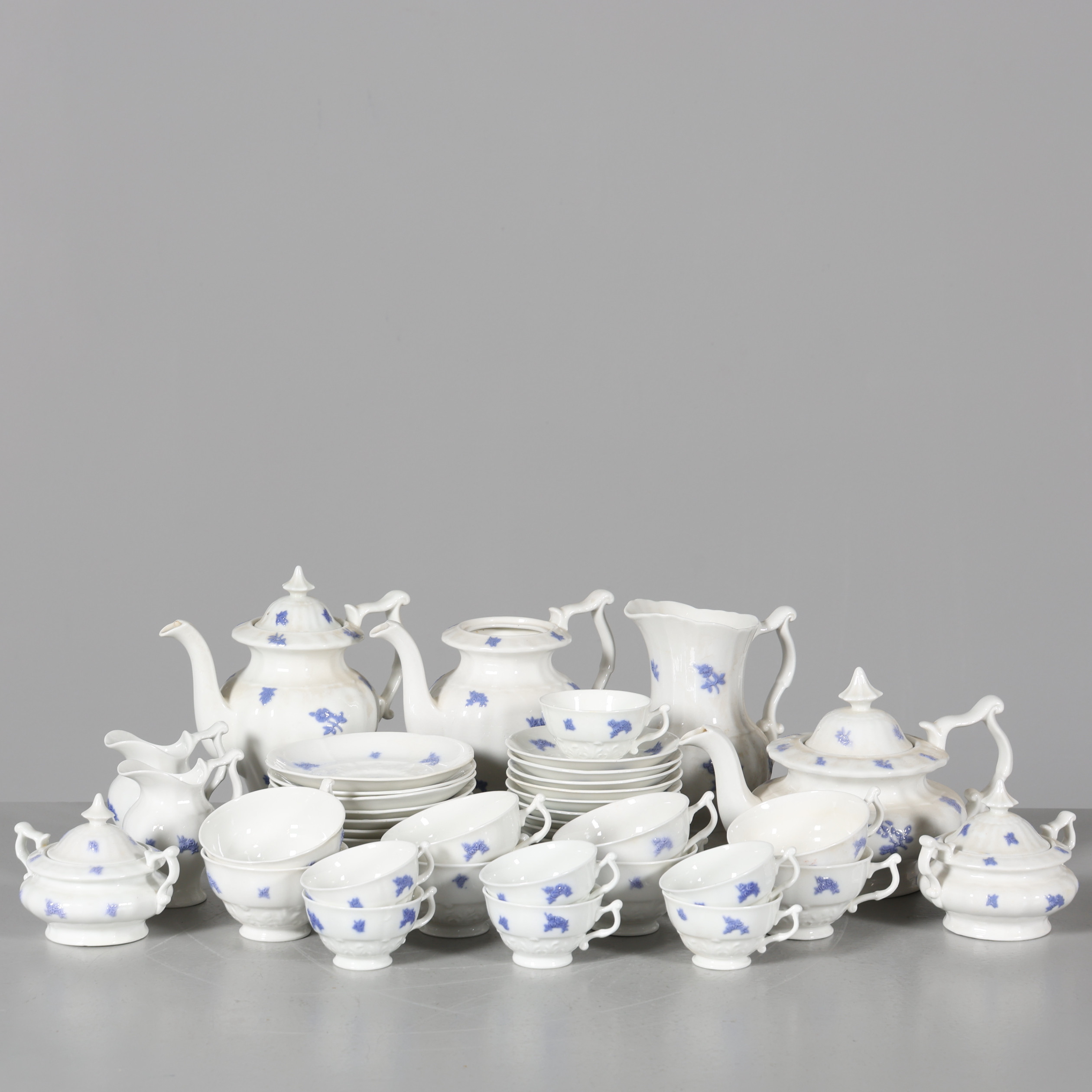 KAFFE samt TESERVIS, 45 delar, porslin, "Blå Blom".