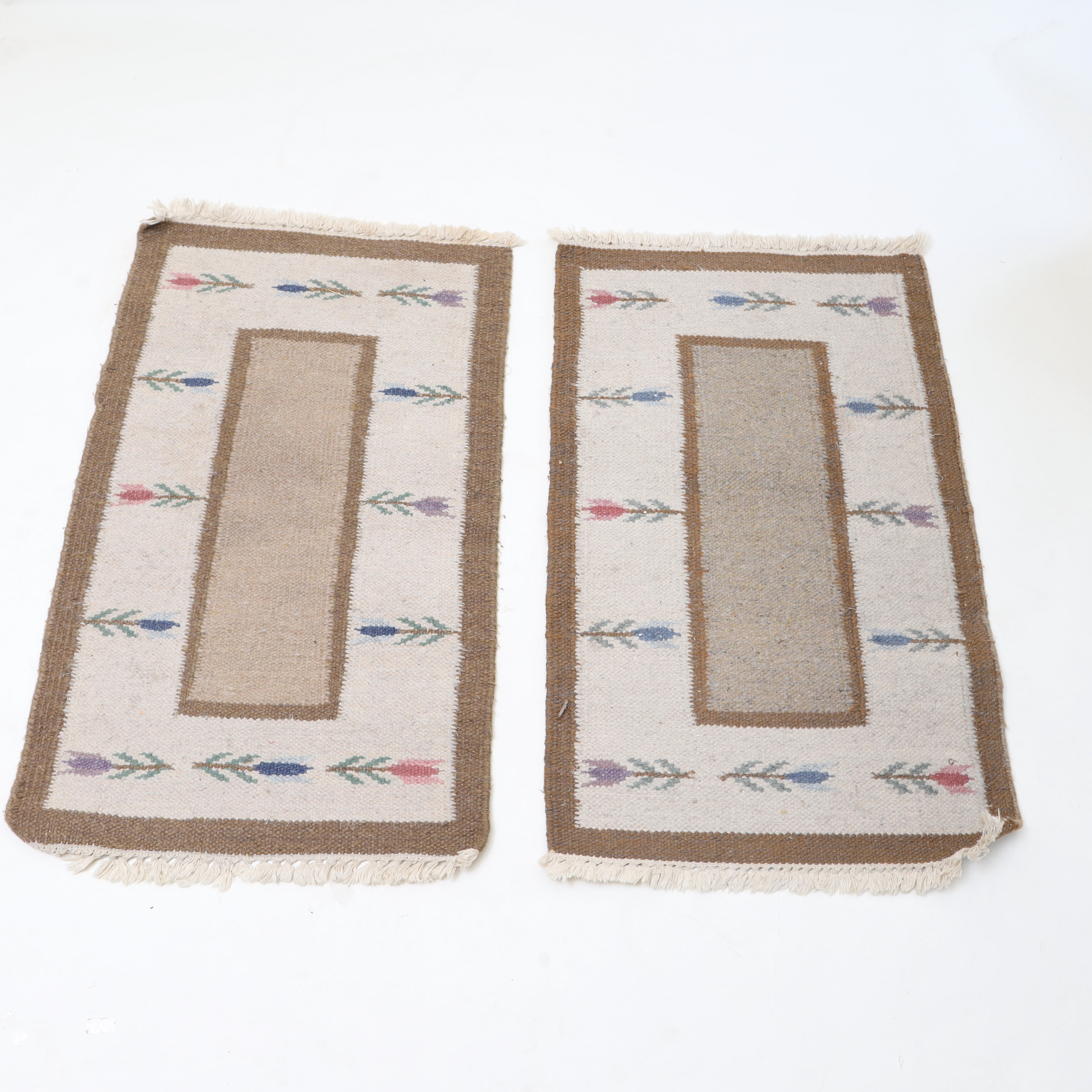 RÖLLAKANSMATTOR ETT PAR, motiv med blomster.