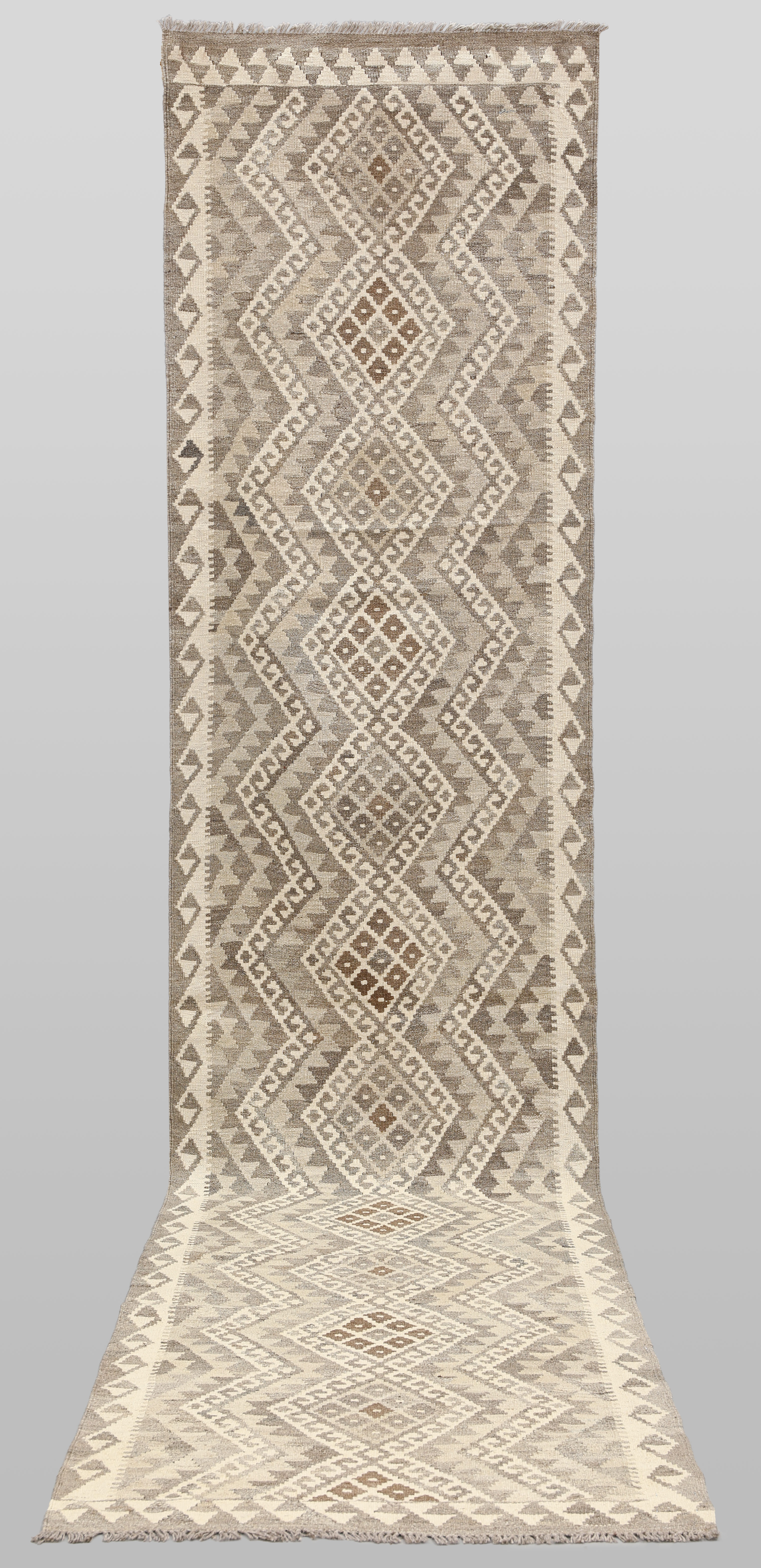 MATTA. Kelim naturfärgad gallerimodell, 395 x 89 cm.