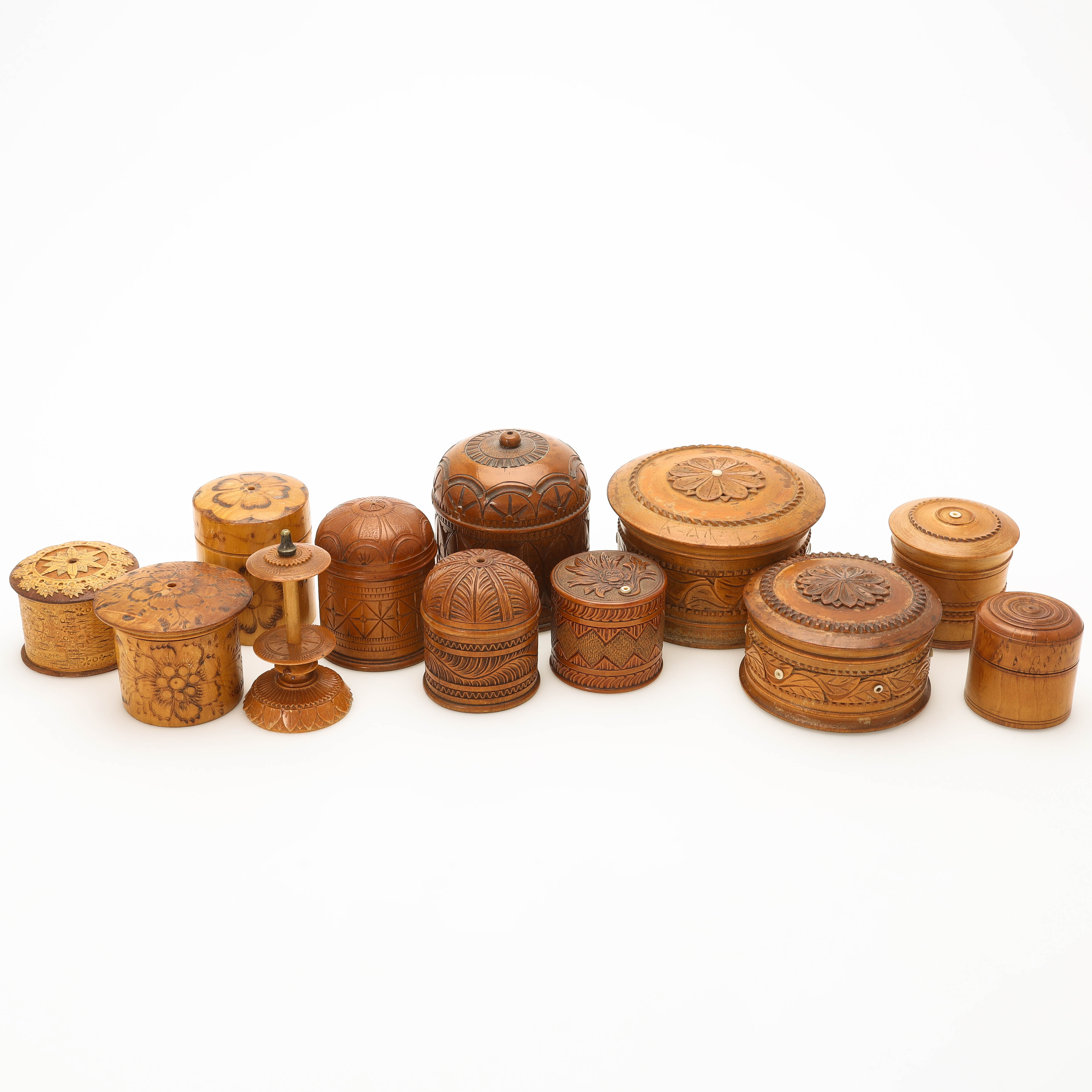 LOCKBURKAR samt TRÅDHÅLLARE, 11 delar, snidat trä, 1800/1900-tal.