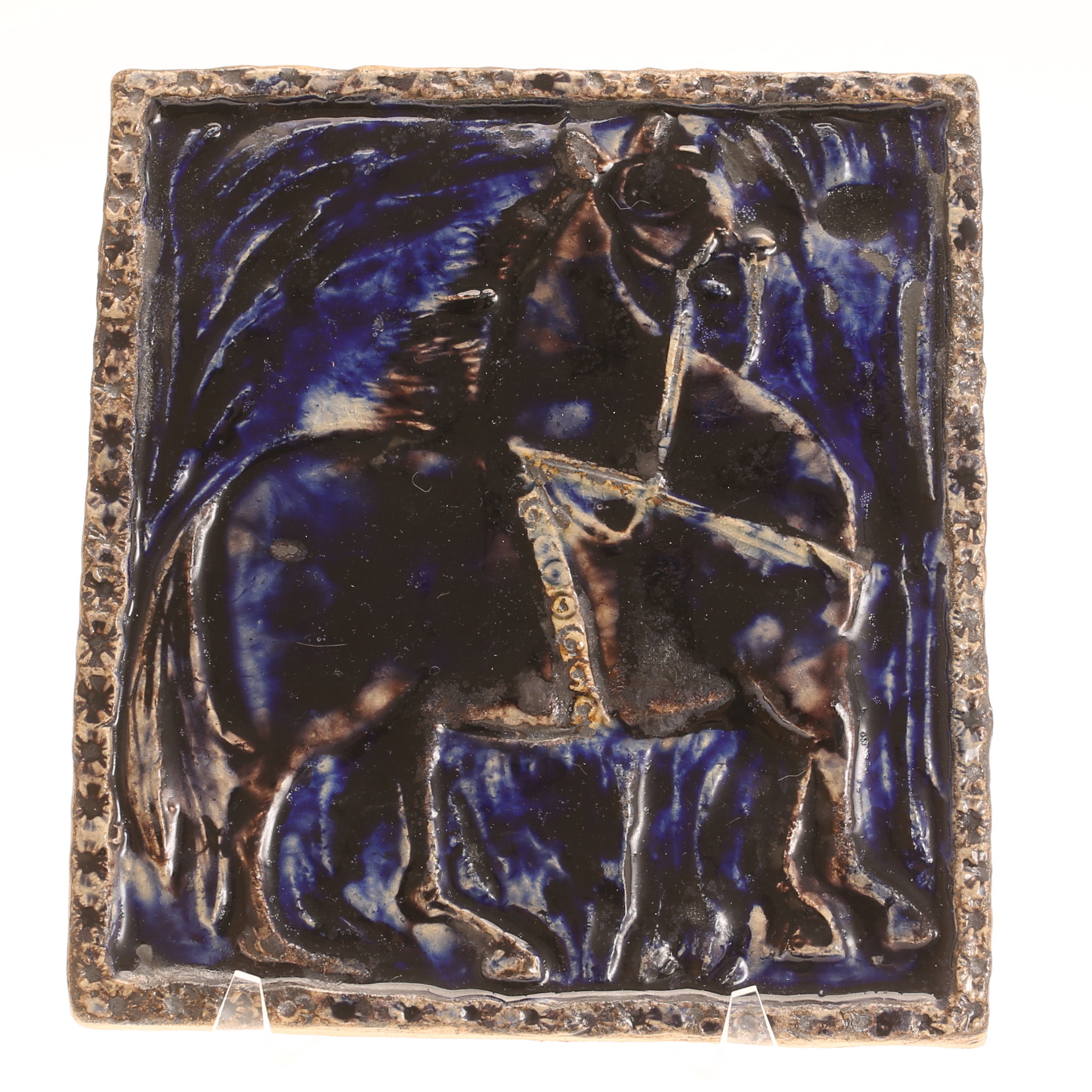 KERAMIKTAVLA, häst, signerad.