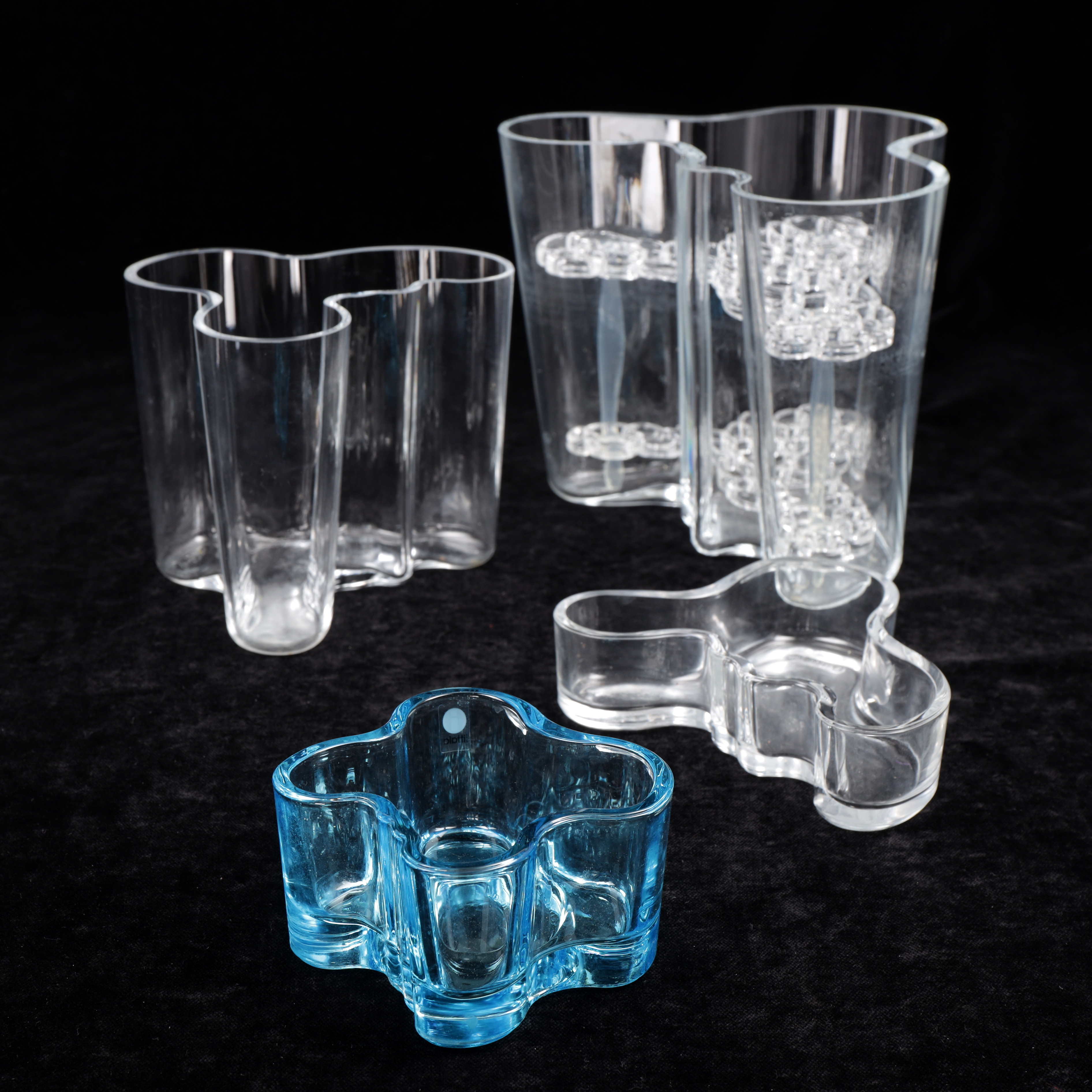 ALVAR AALTO. Vaser, mm, 4 delar, glas, "Savoy", Iittala, Finland, delvis signerade.