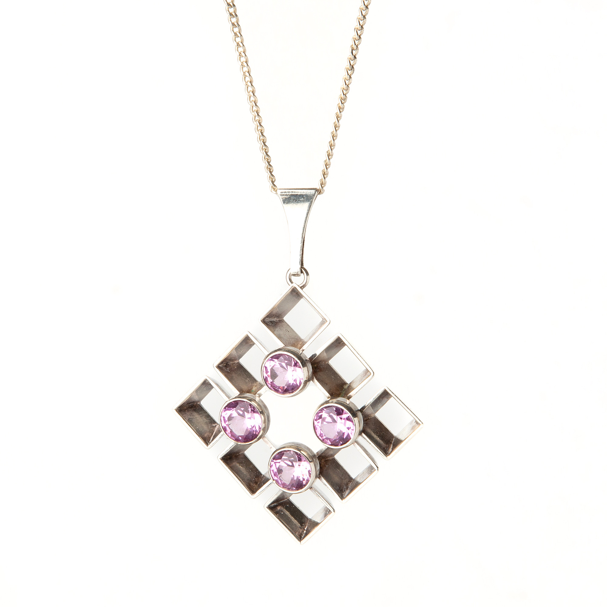 HÄNGE, sterlingsilver med syntetiska rosa stenar, Salovaara, Turku.