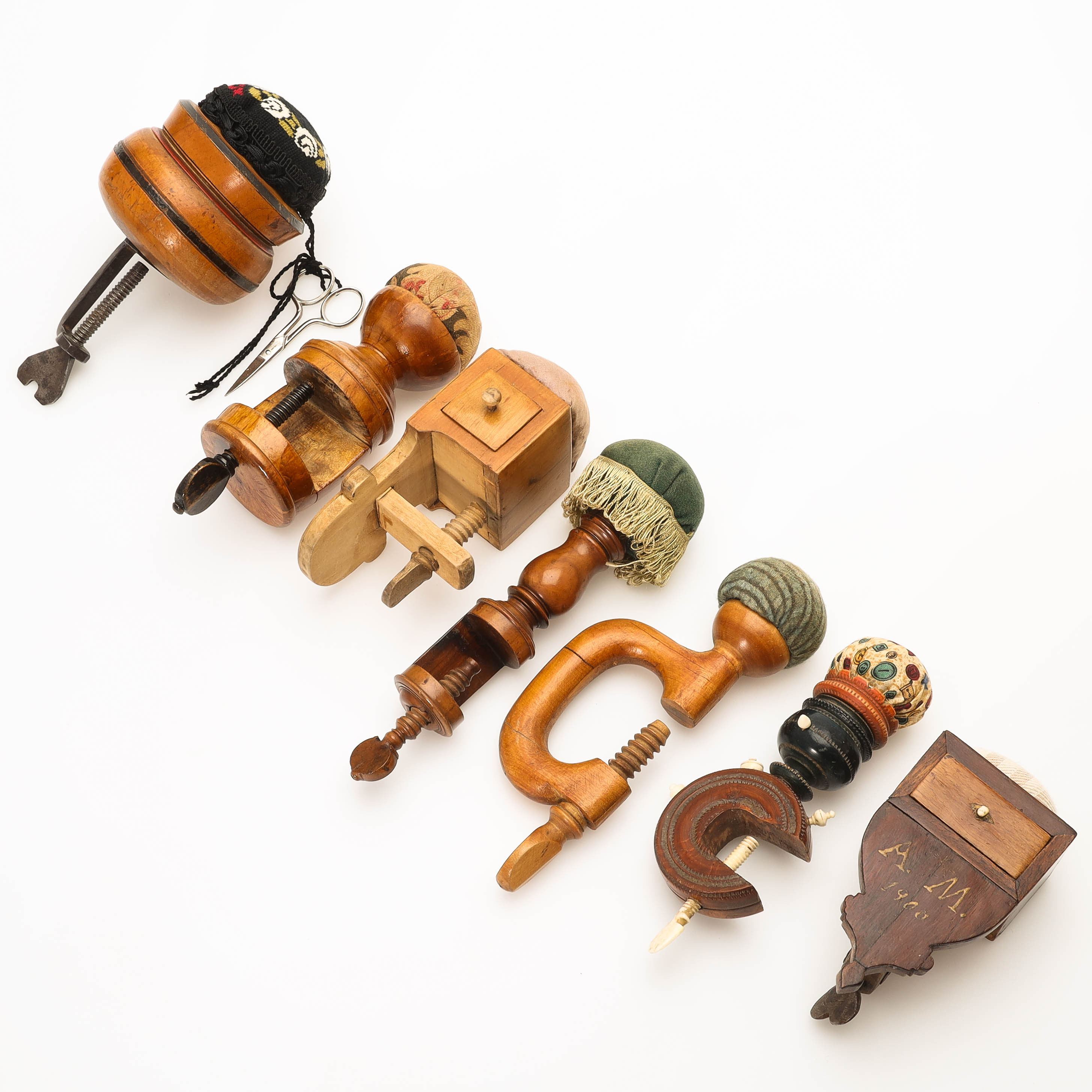 SYBARONER, 7 delar, trä, 1800/1900-tal.