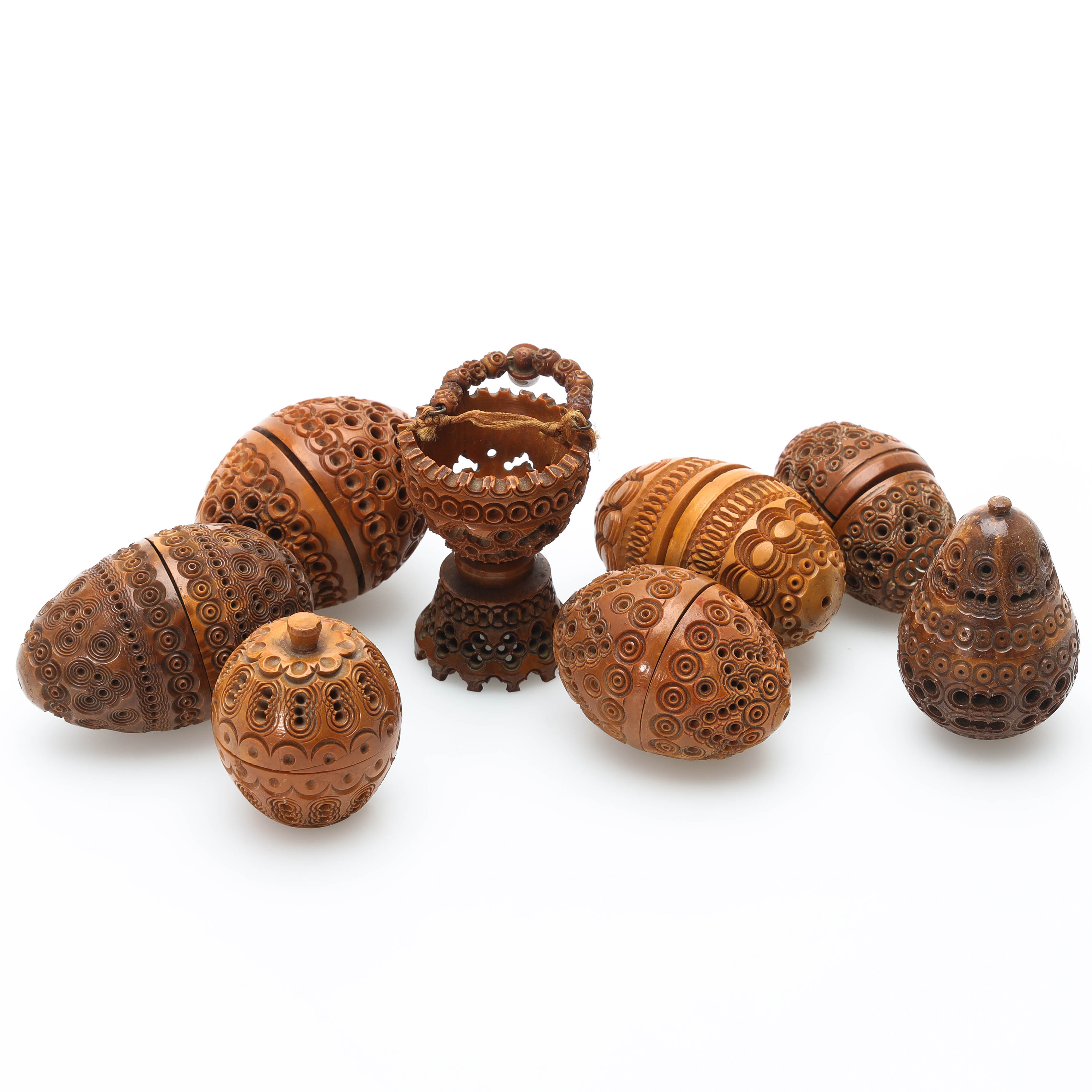 NÅLHUS, 10 delar, coquillanöt, 1800-tal.