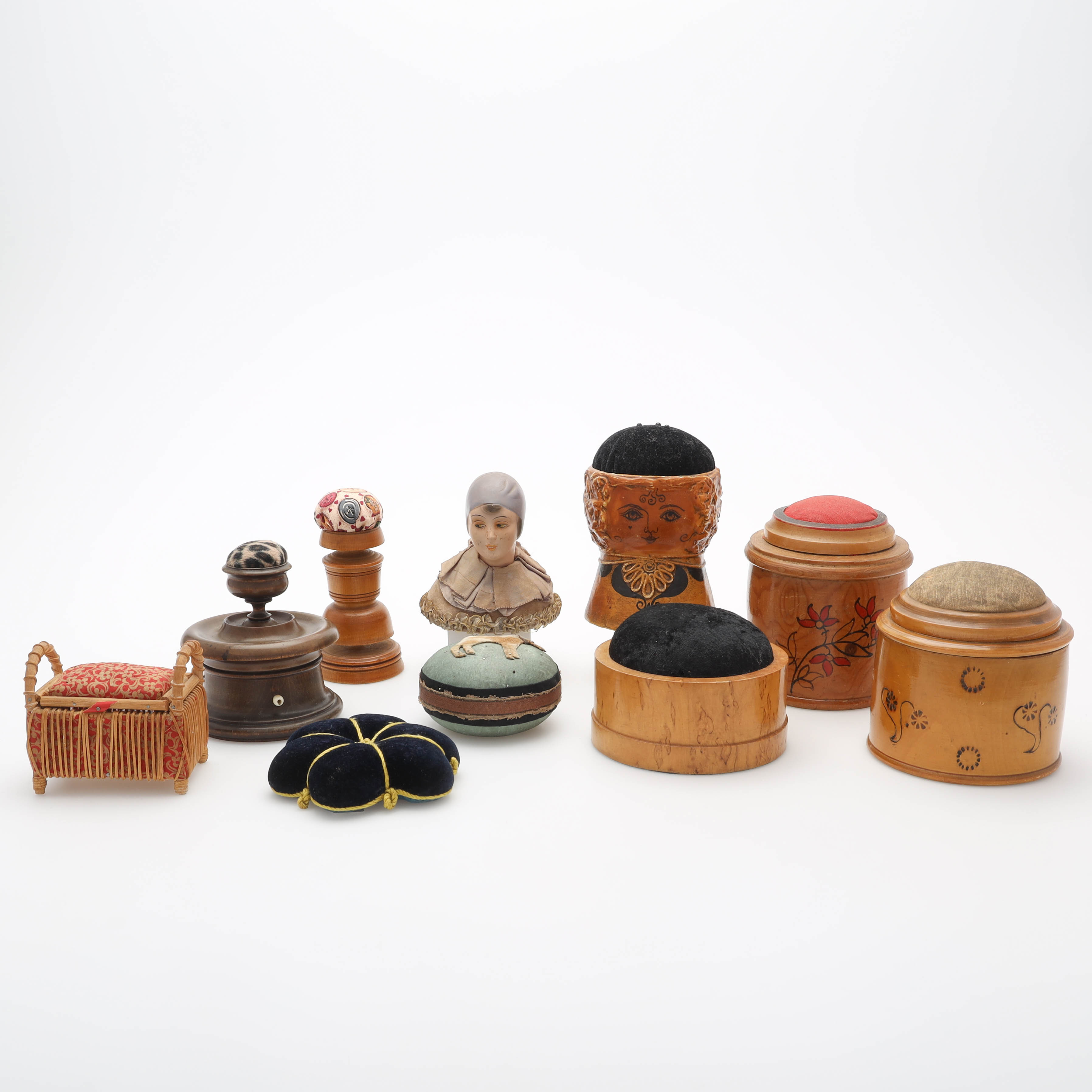 NÅLDYNOR/SYBARONER, 10 delar, 1800/1900-tal.