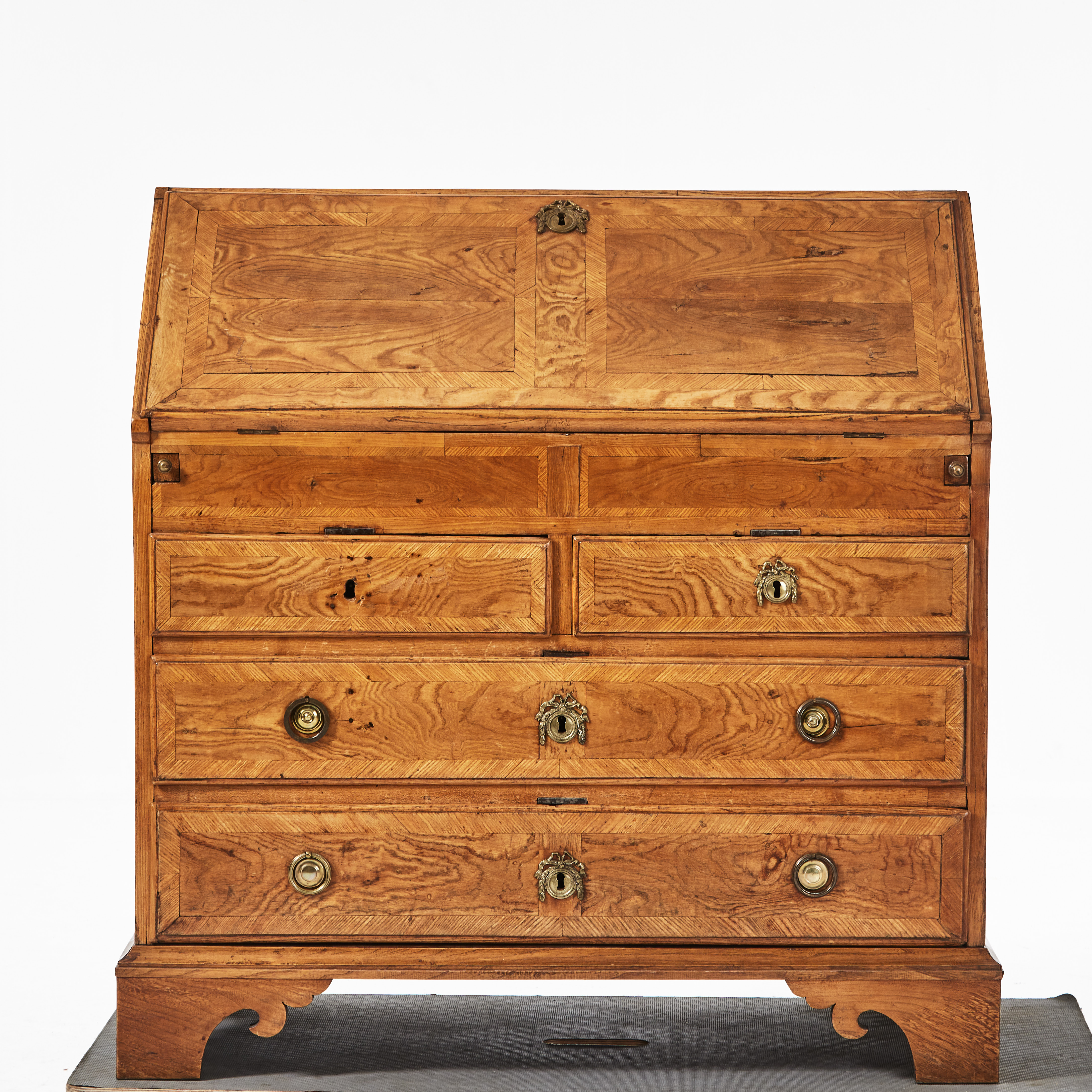 SNEDKLAFFSSEKRETÄR, fanérad i alm, invändigt med lådor och fack, 1800-tal.