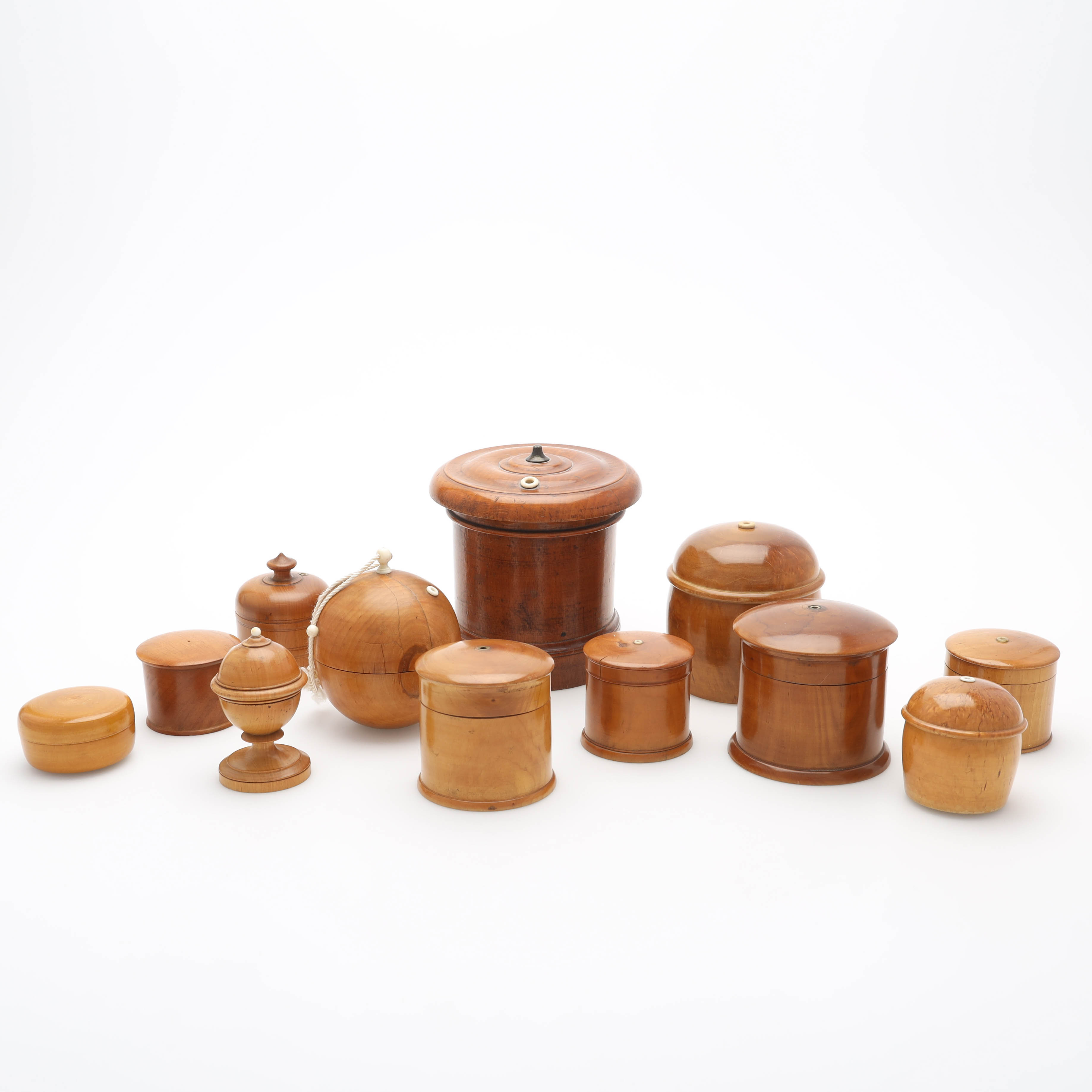 ETUIER MED LOCK, 12 delar, trä, för sytråd.