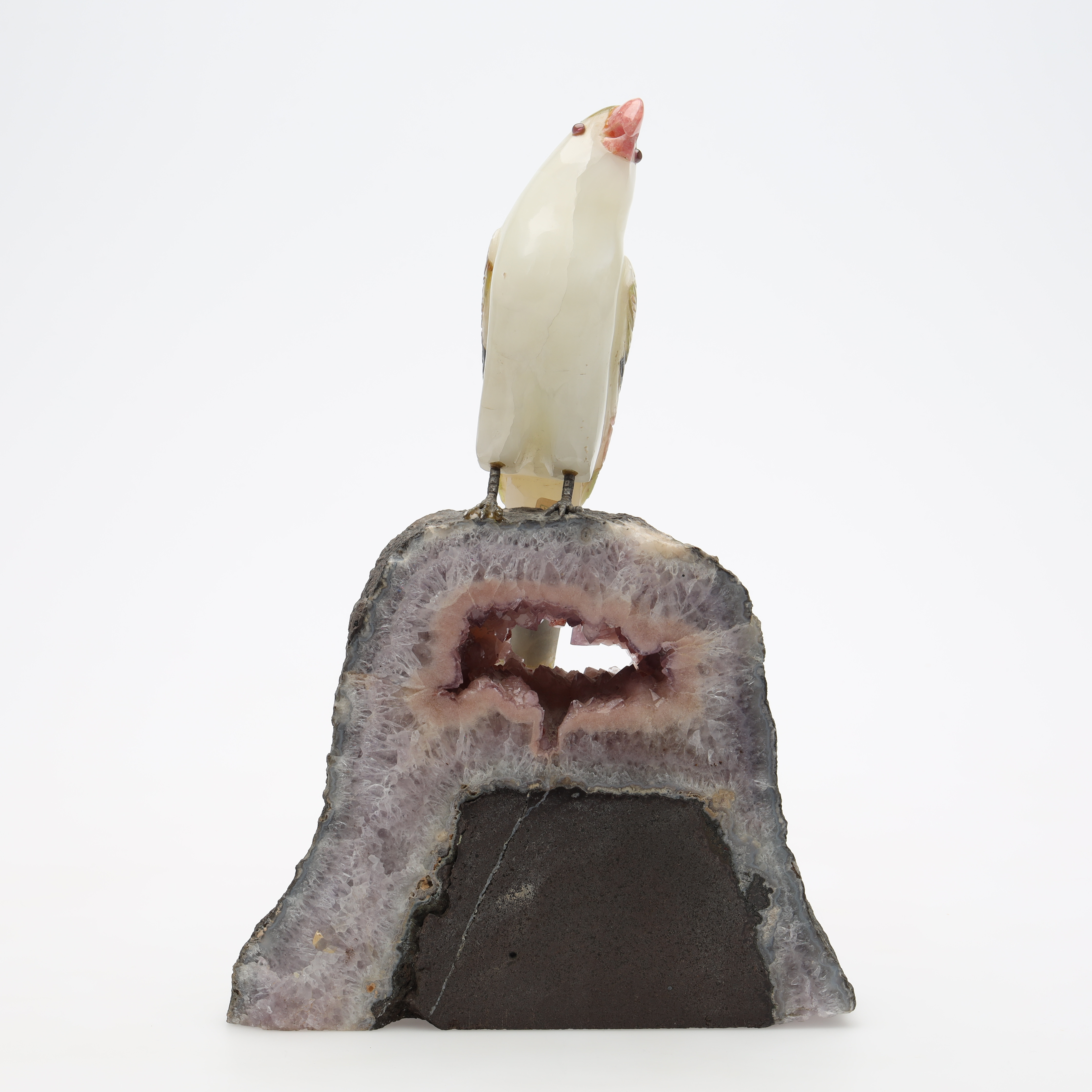 SKULPTUR fågel, sten på ametist geod.