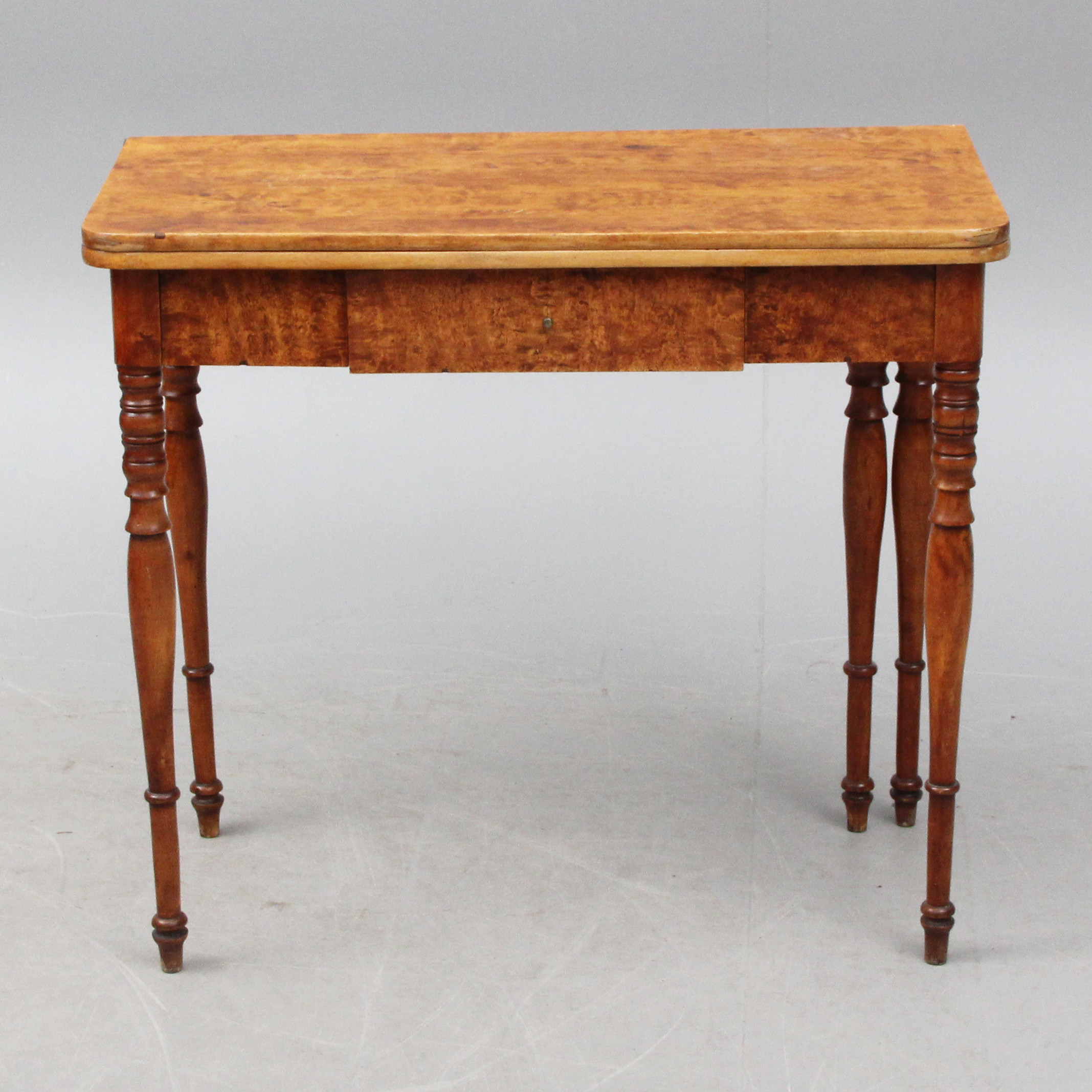 SPELBORD, masurbjörk, med låda i sargen, 1800-tal.