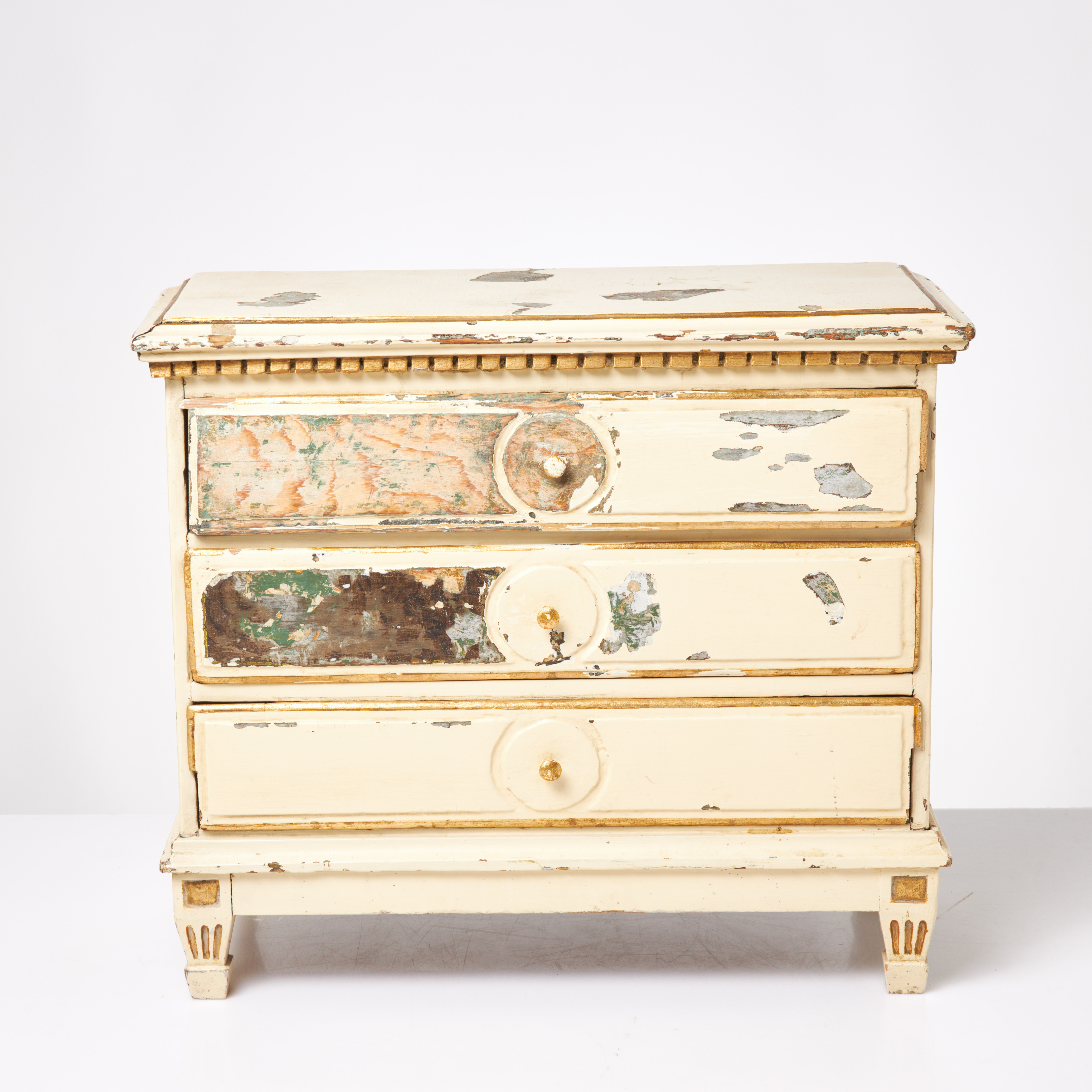 MINIATYRBYRÅ, 1700-tal, gustaviansk, bemålad i vit kulör, spår från äldre kulörer.