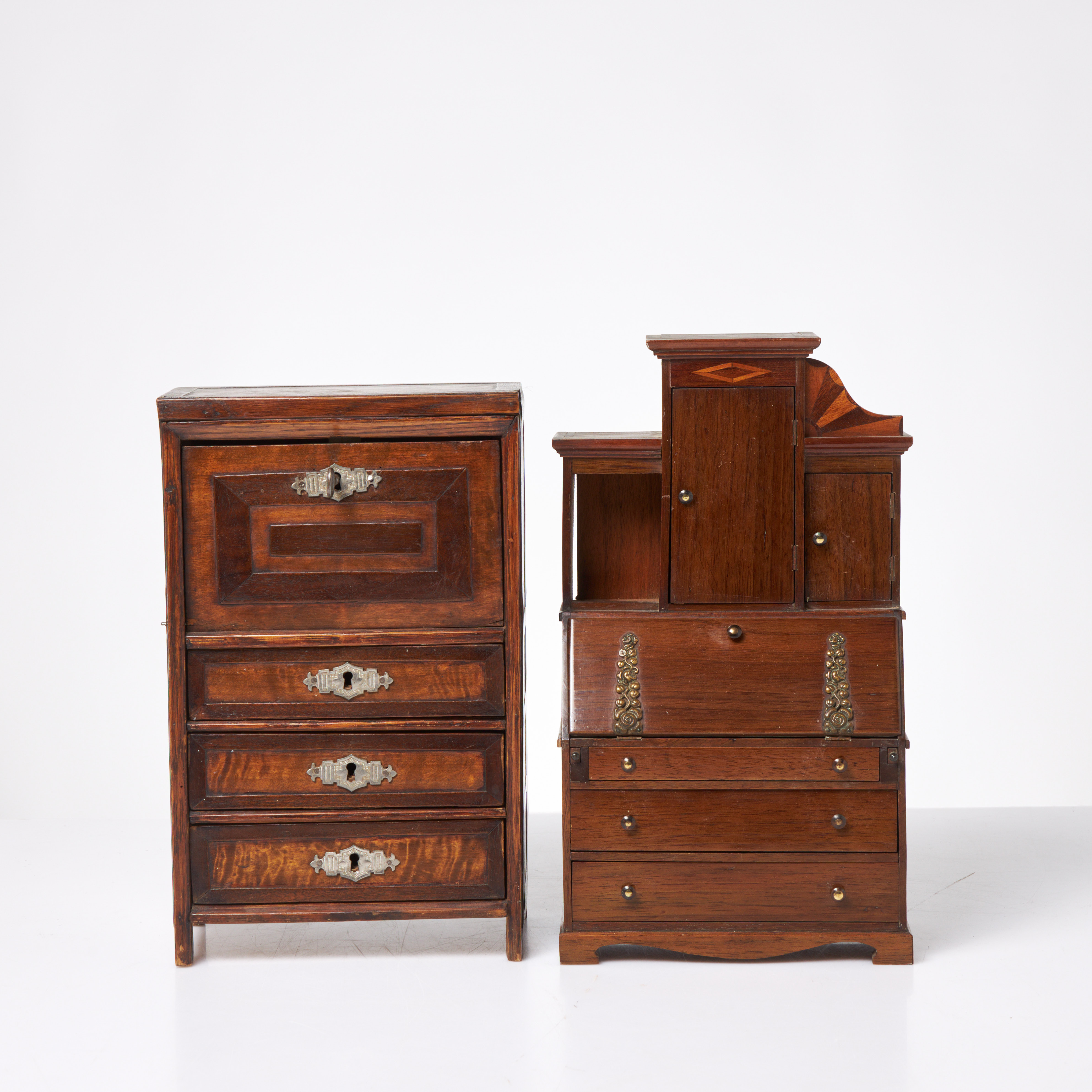 MINIATYRCHIFFONJÉR OCH SNEDKLAFFSSEKRETÄR, 2 dlr, 1800-tal andra hälft, båda med nedfällbara skrivklaffar med bakomliggande lådinredning.