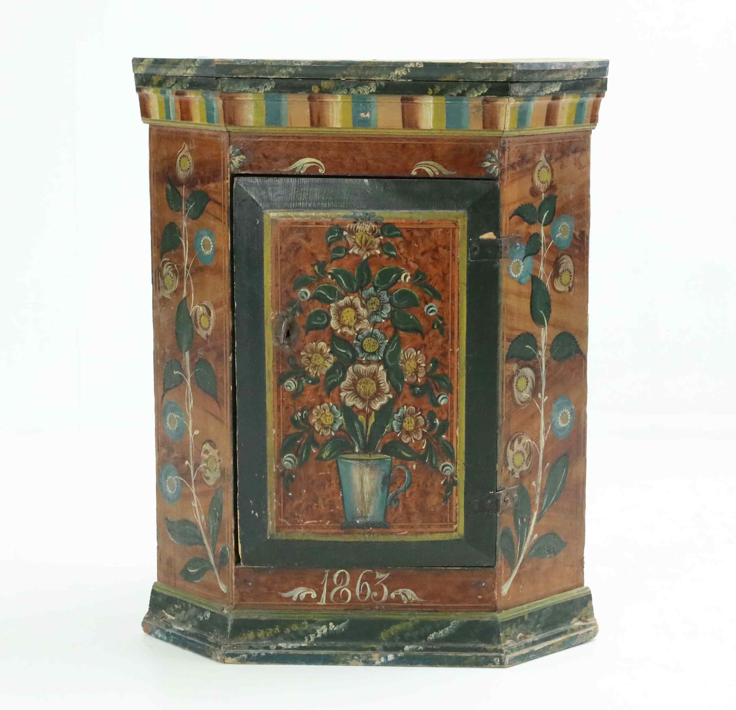 HÖRNSKÅP, allmoge, 1800-tal.