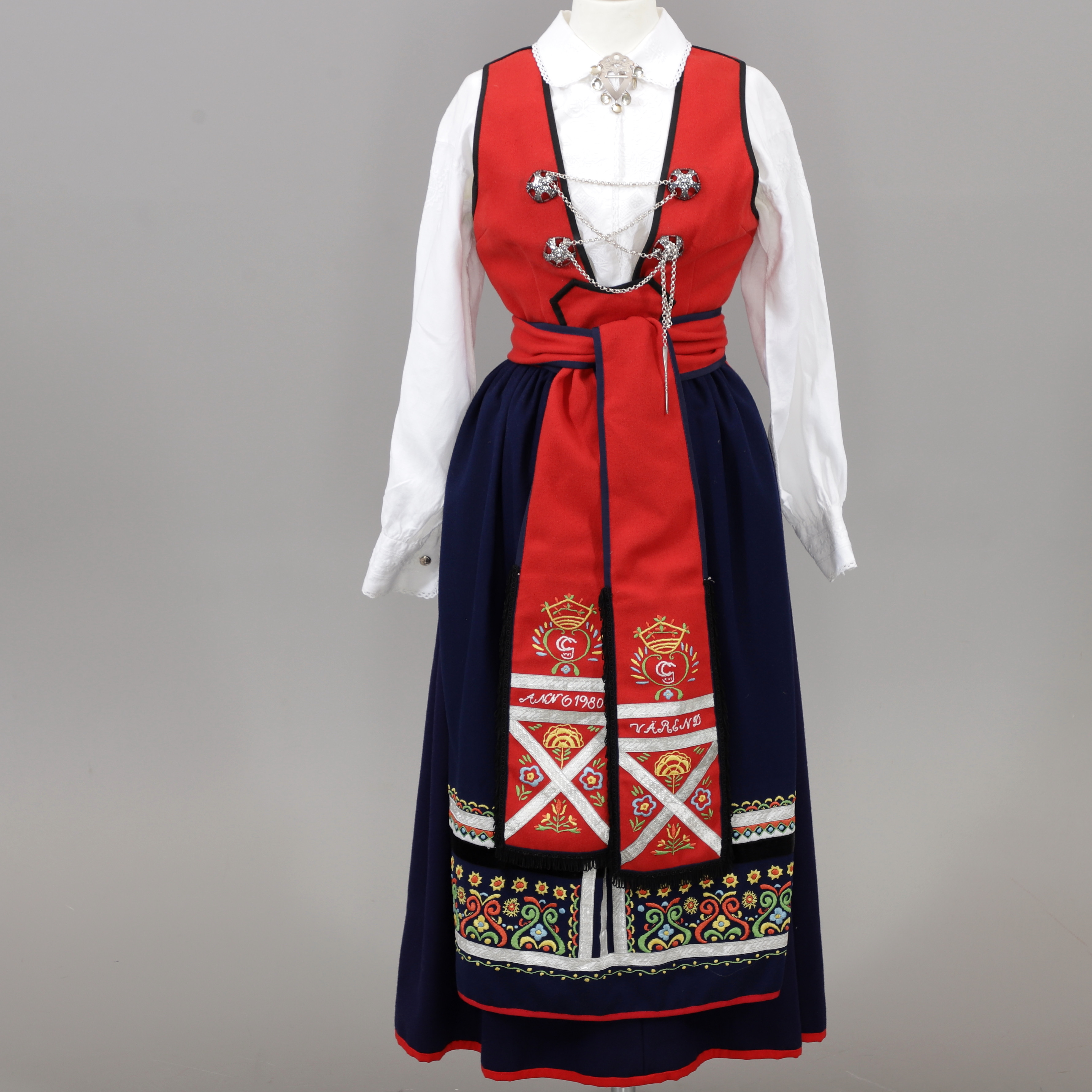 VÄRENDSDRÄKT, 1980.