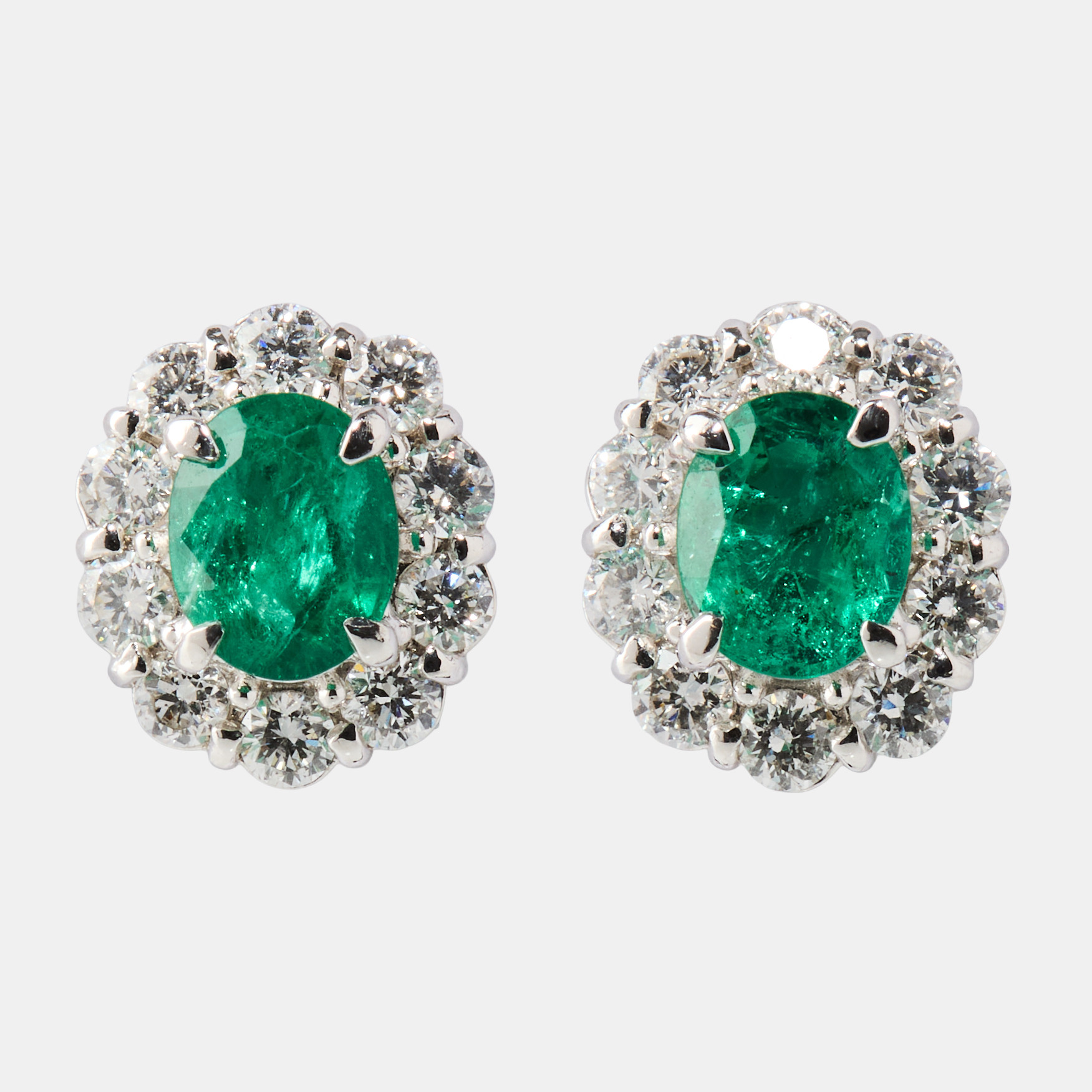 ÖRHÄNGEN, ett par, platina med smaragder och diamanter.