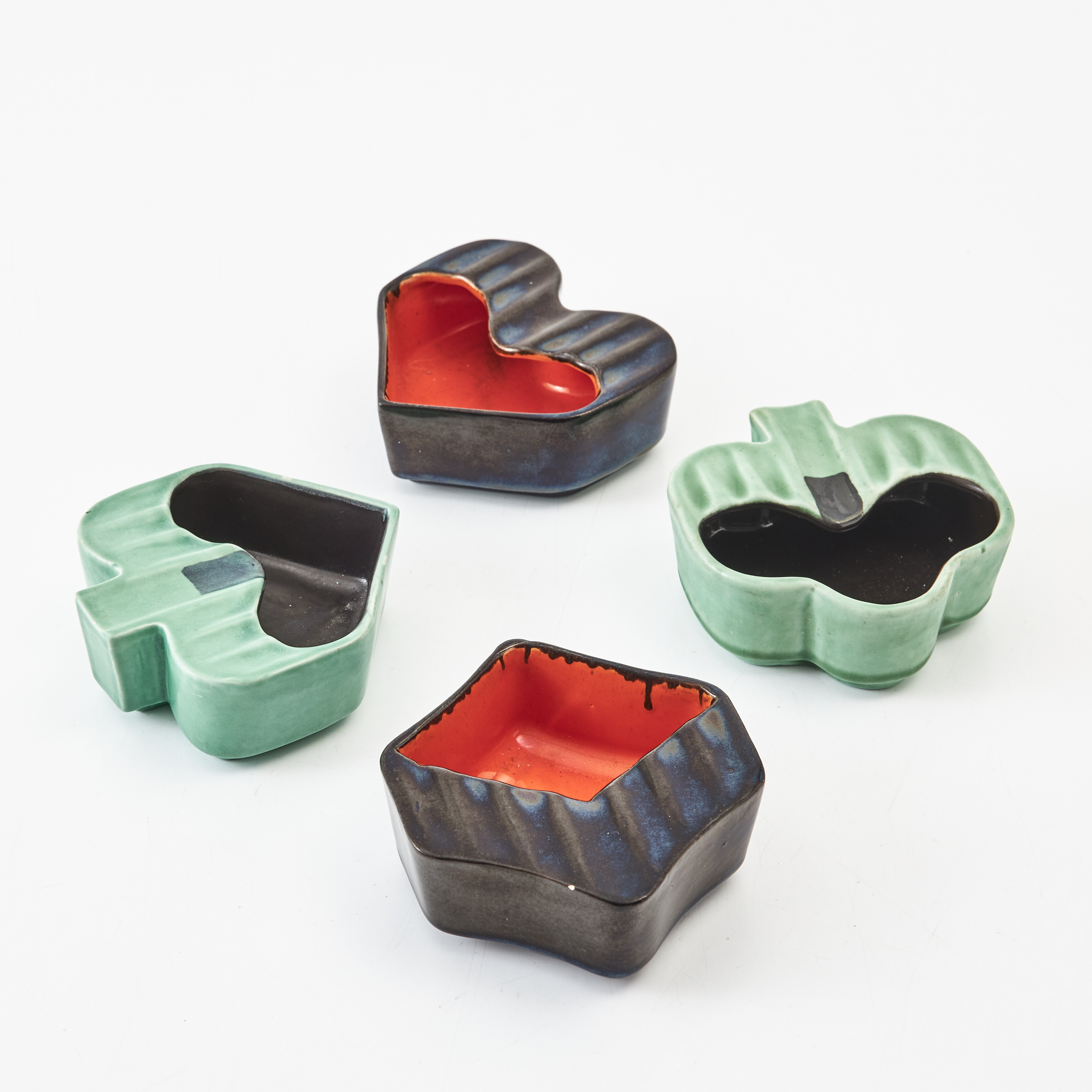EWALD DAHLSKOG. askkoppar, 4 st, Bo fajans, märkta på undersidan, 1940-tal.