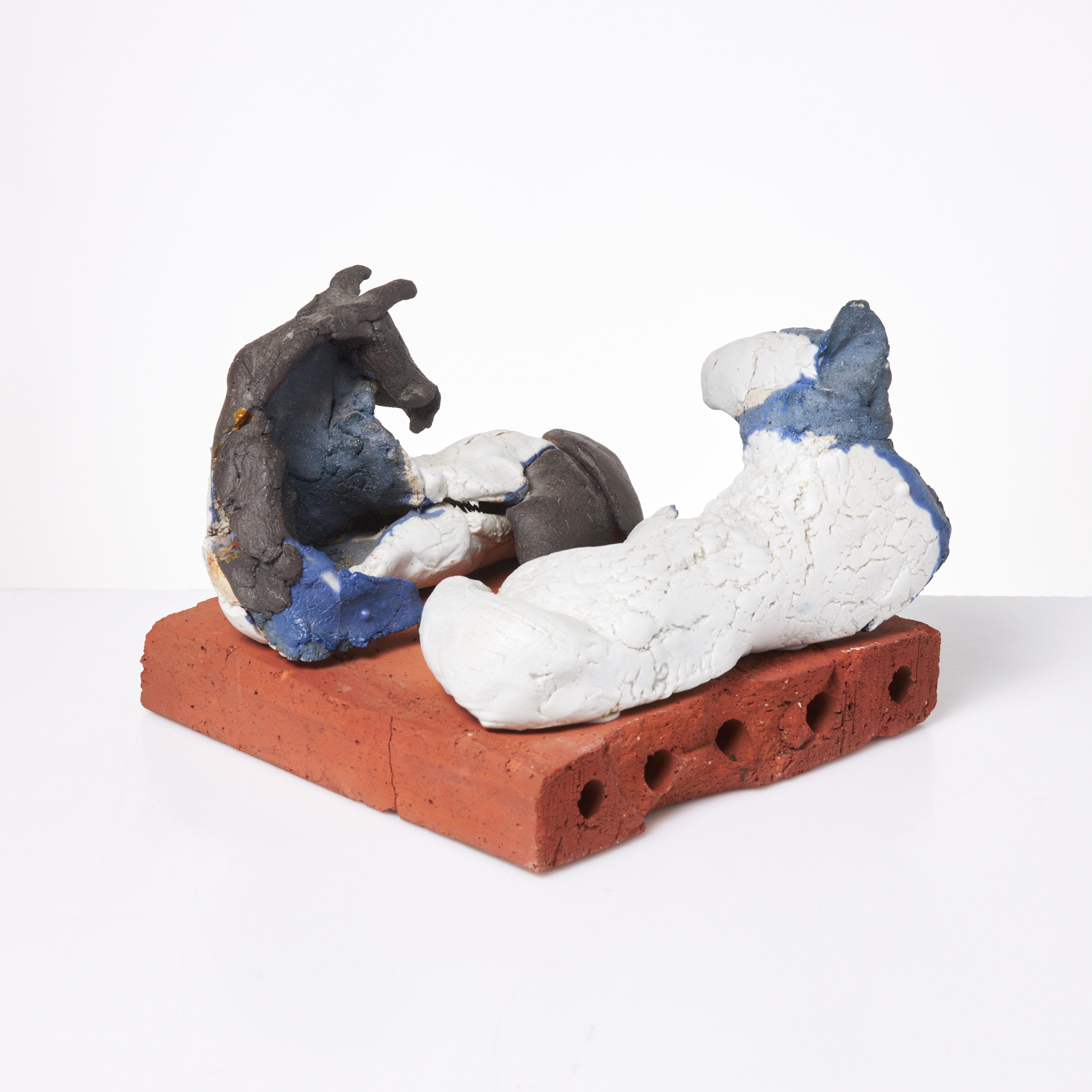 HENRIK ALLERT. Skulptur, föreställande hästar, stengods, löst liggande på sockel i tegel, signerad H Allert.