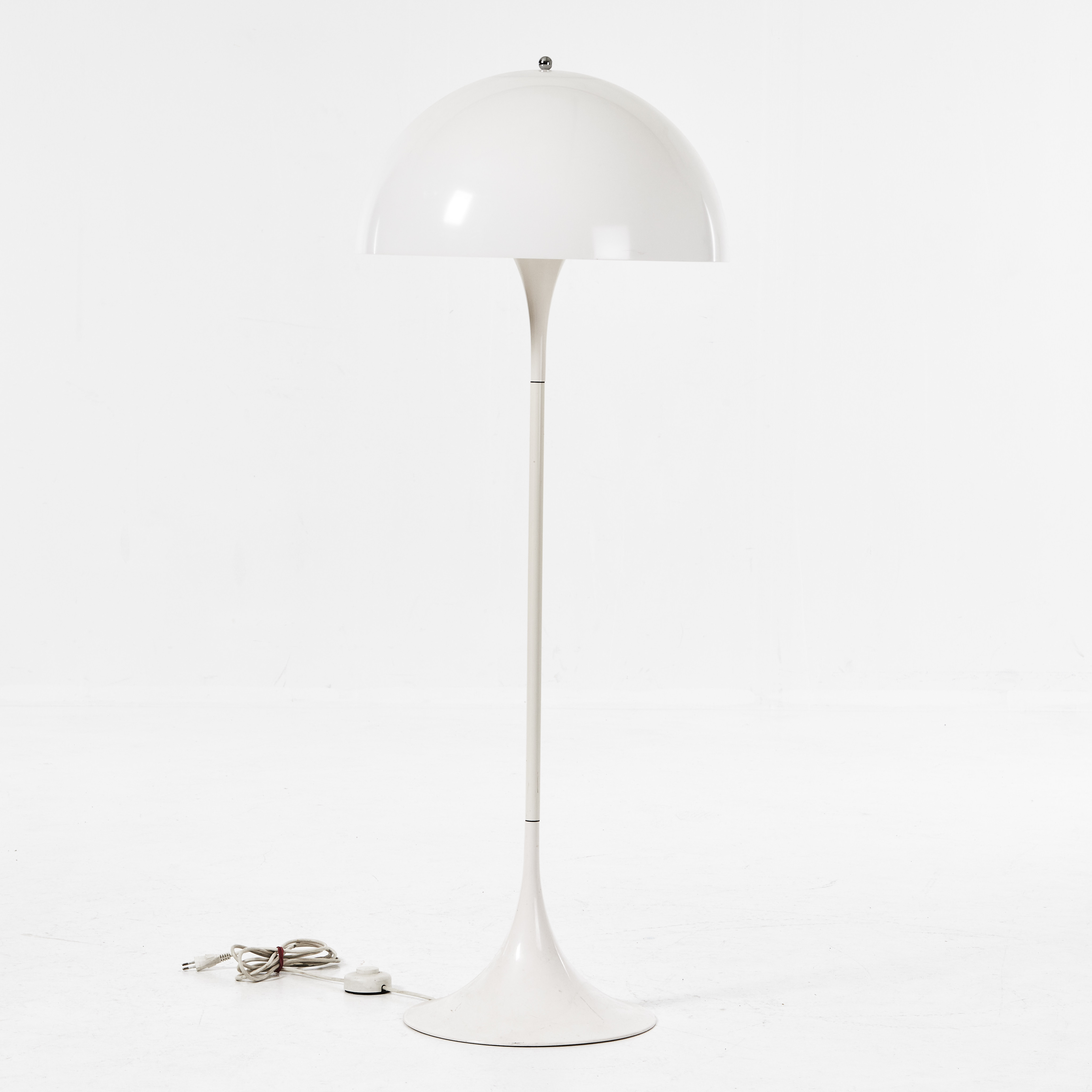 VERNER PANTON. Golvlampa " Panthella" modell 28719, Louis Poulsen, etikettmärkt.