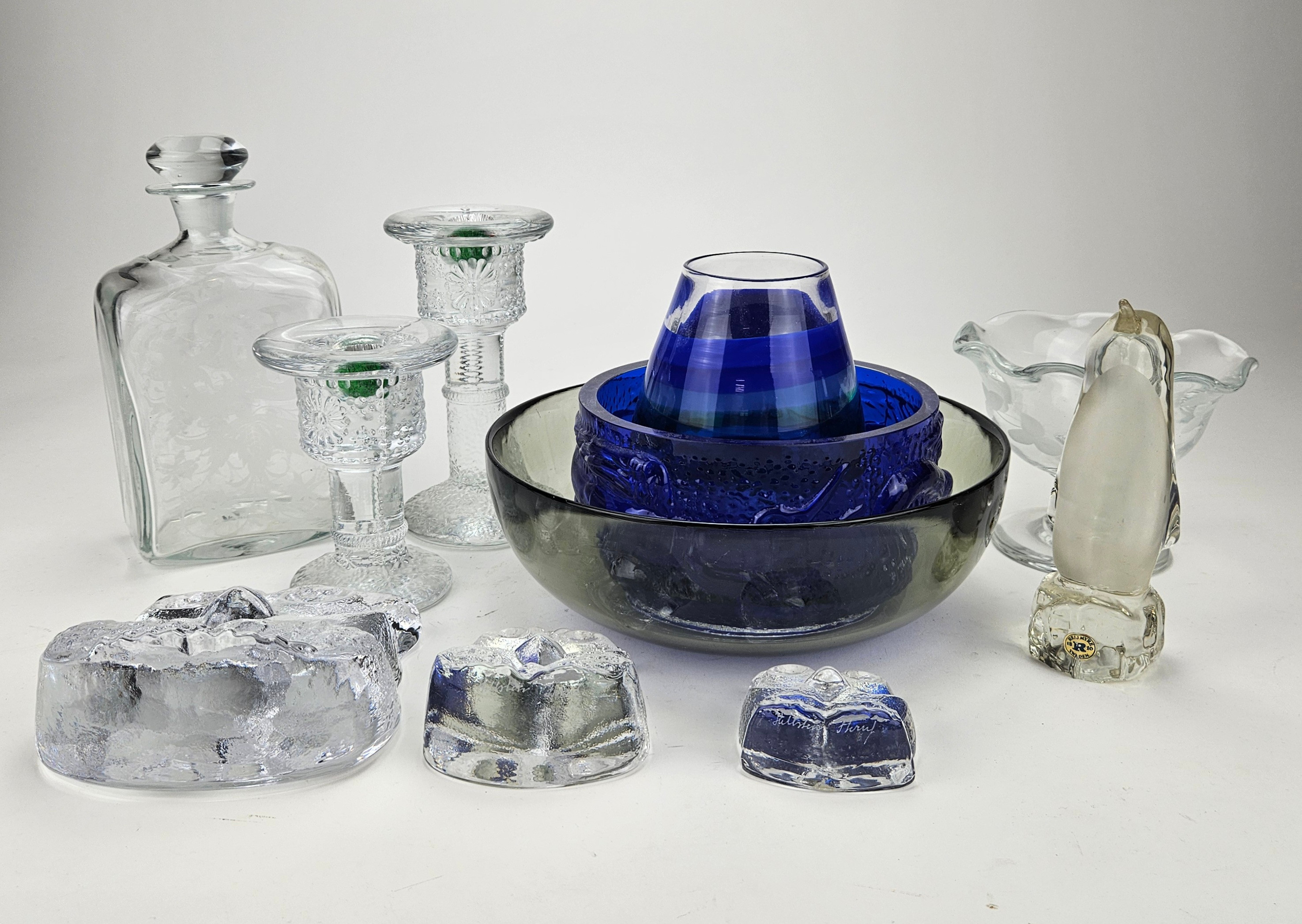 GLASFÖREMÅL, 11 delar, bland annat Kosta, Orrefors, Skruf, Reijmyre.