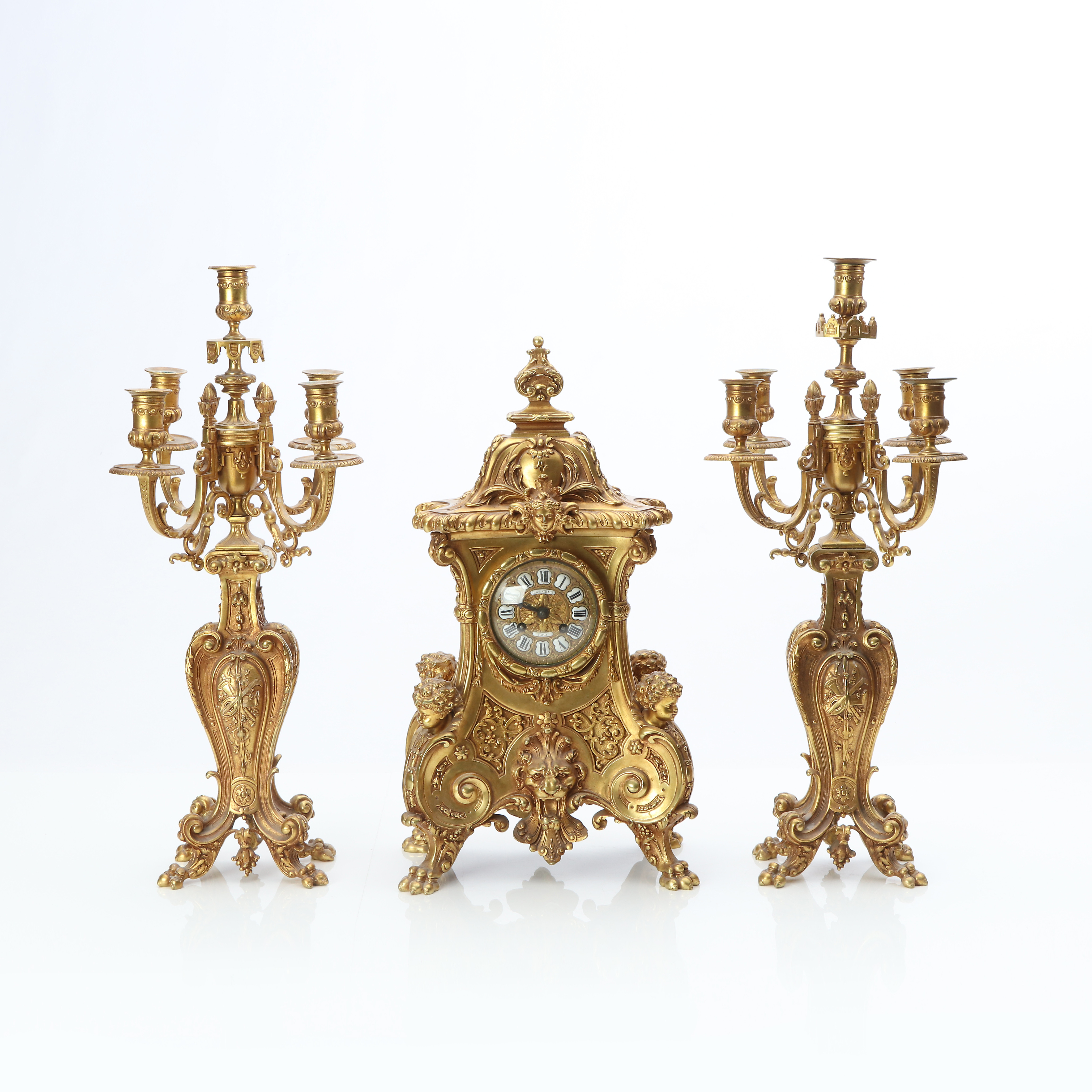 BORDSGARNITYR, TRE DELAR. Förgylld mässing. Urtavlan märkt Jules Graux, Paris. 1800-talets senare del.