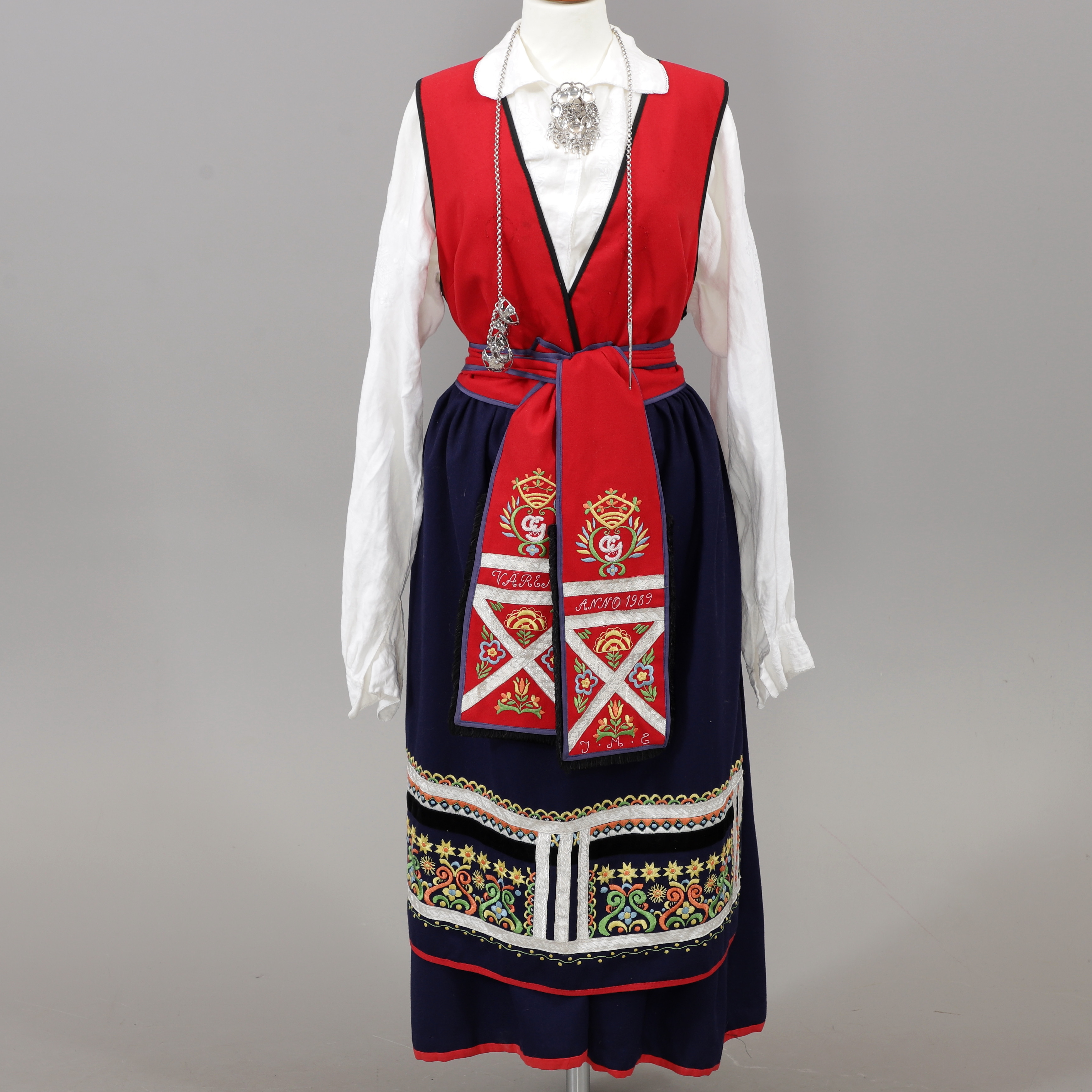 VÄRENDSDRÄKT, 1989.