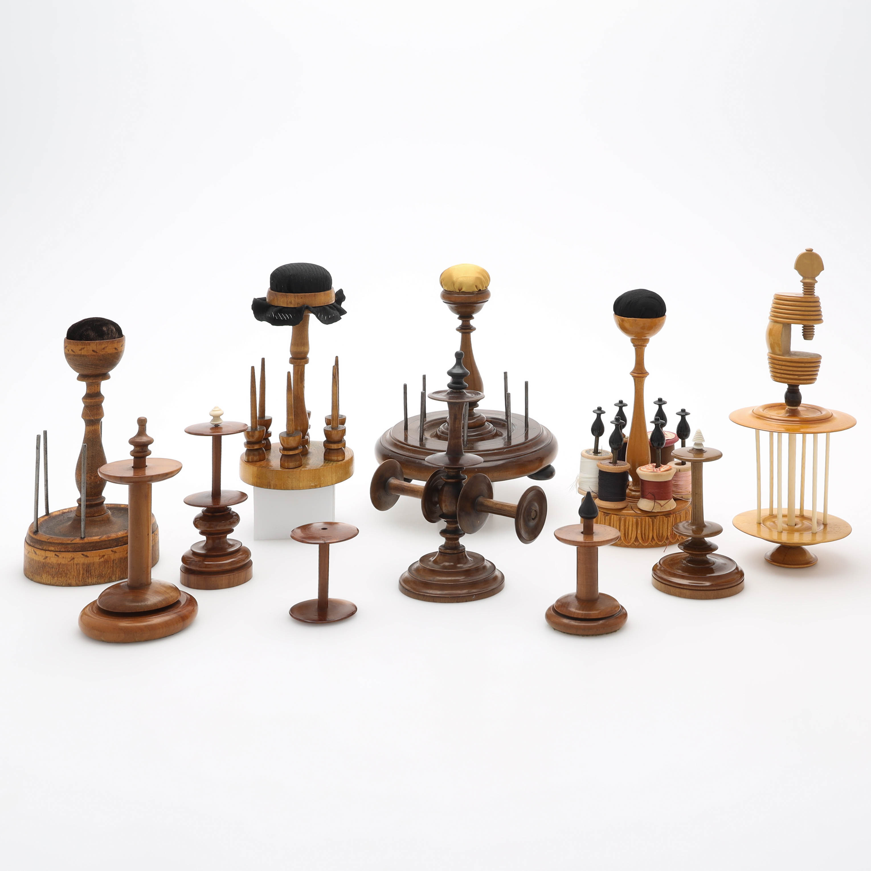 TRÅDHÅLLARE/SYBARONER, 11 delar, trä, 1800/1900-tal.