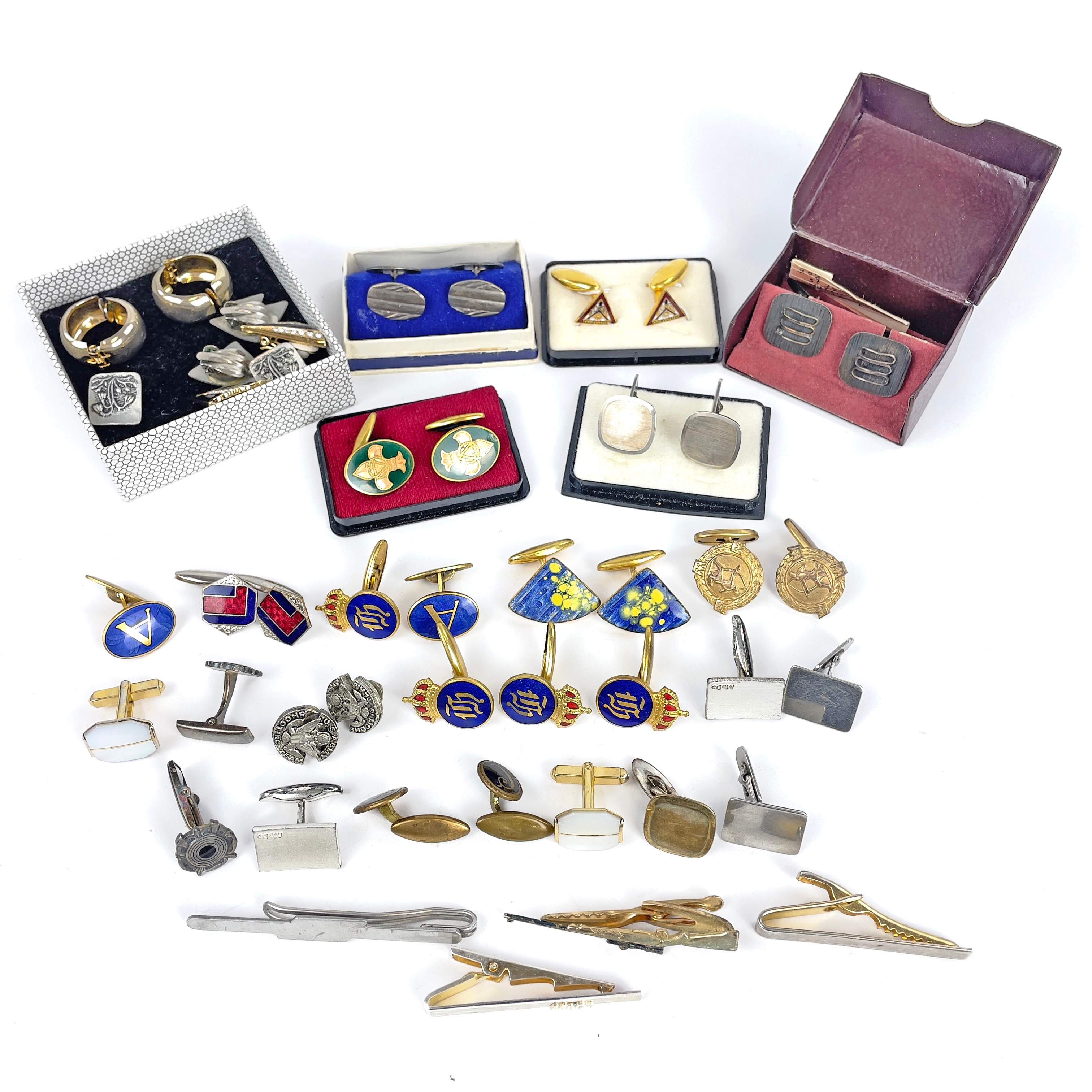 SMYCKEN, örhängen, manschettknappar, slipsnålar, bl a silver.