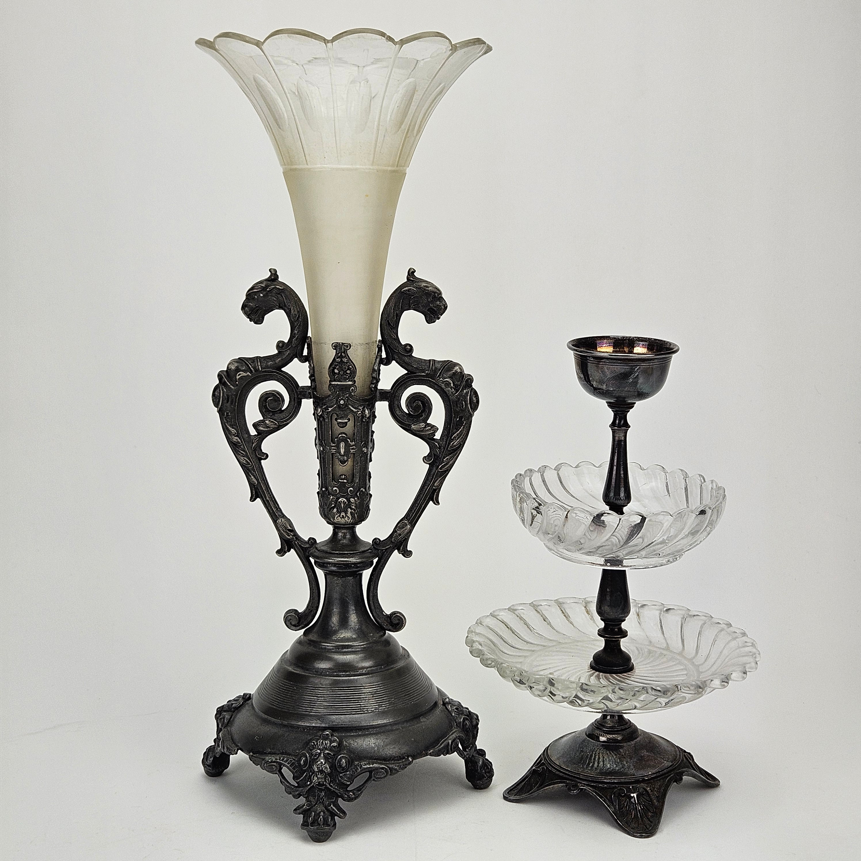 BORDSUPPSATS OCH VAS, glas och vitmetall, 1900-talets första hälft.