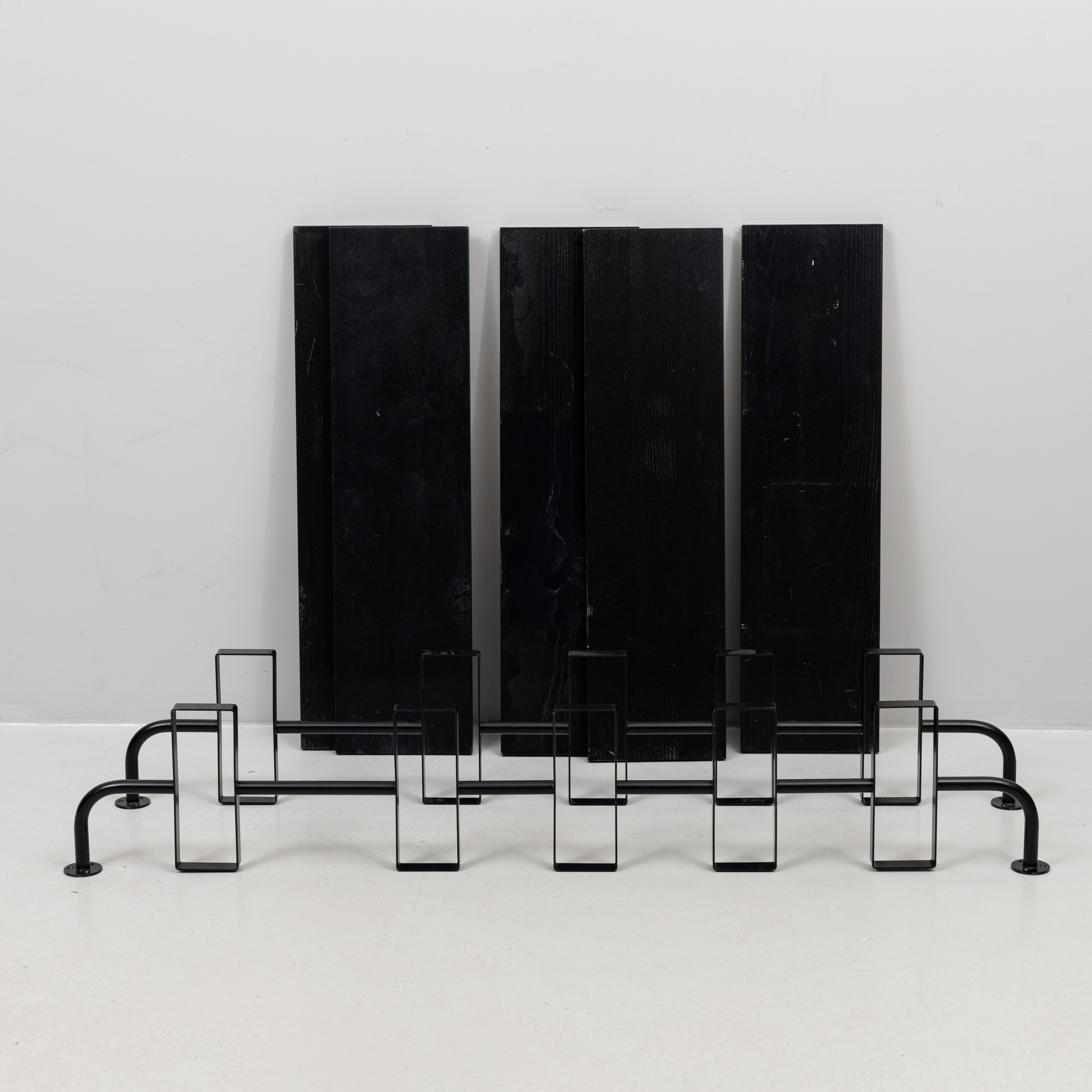 VÄGGHYLLA, svart metall och trä, 2000-tal.