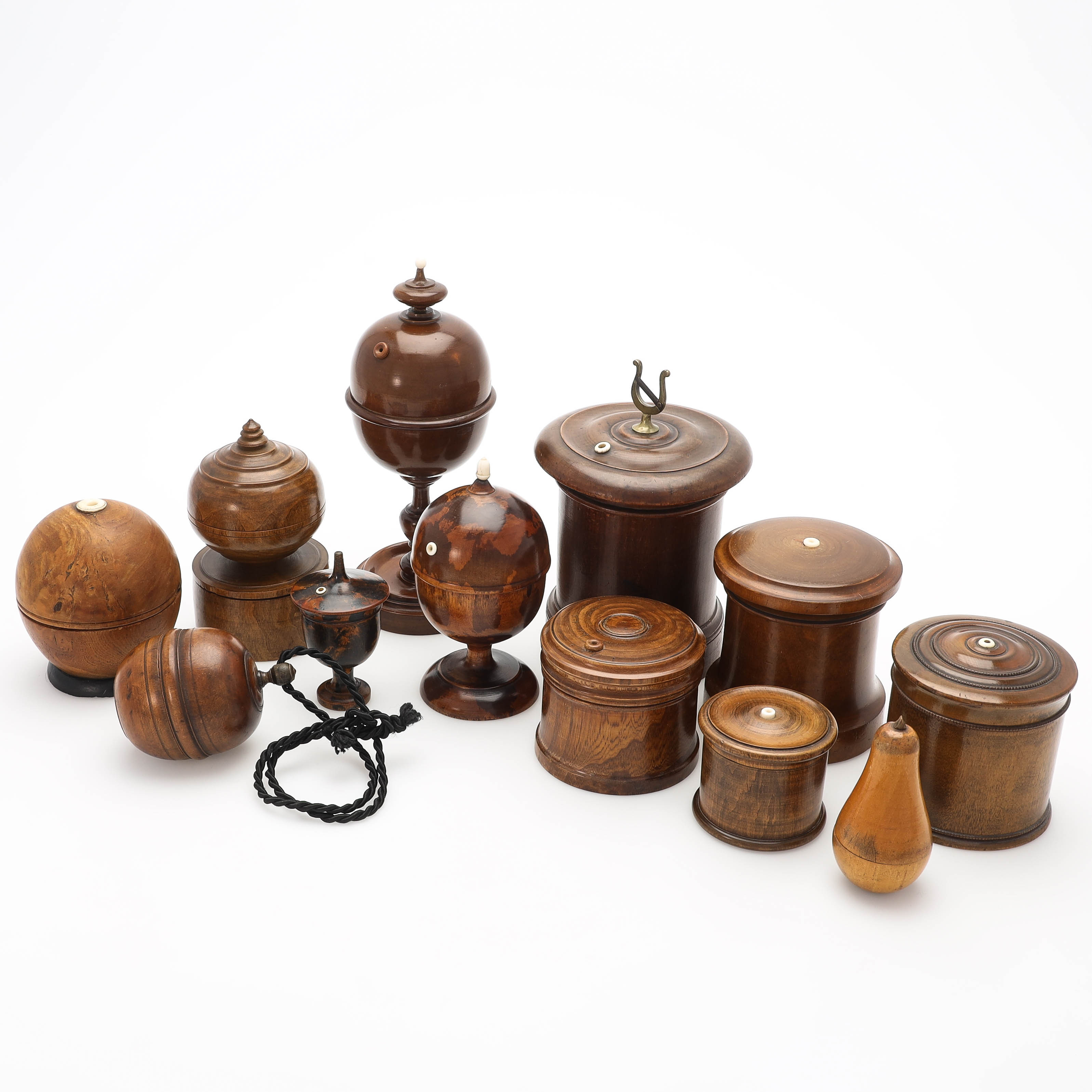 ETUIER, för tråd & sytillbehör, 12 delar, trä, 1800/1900-tal.