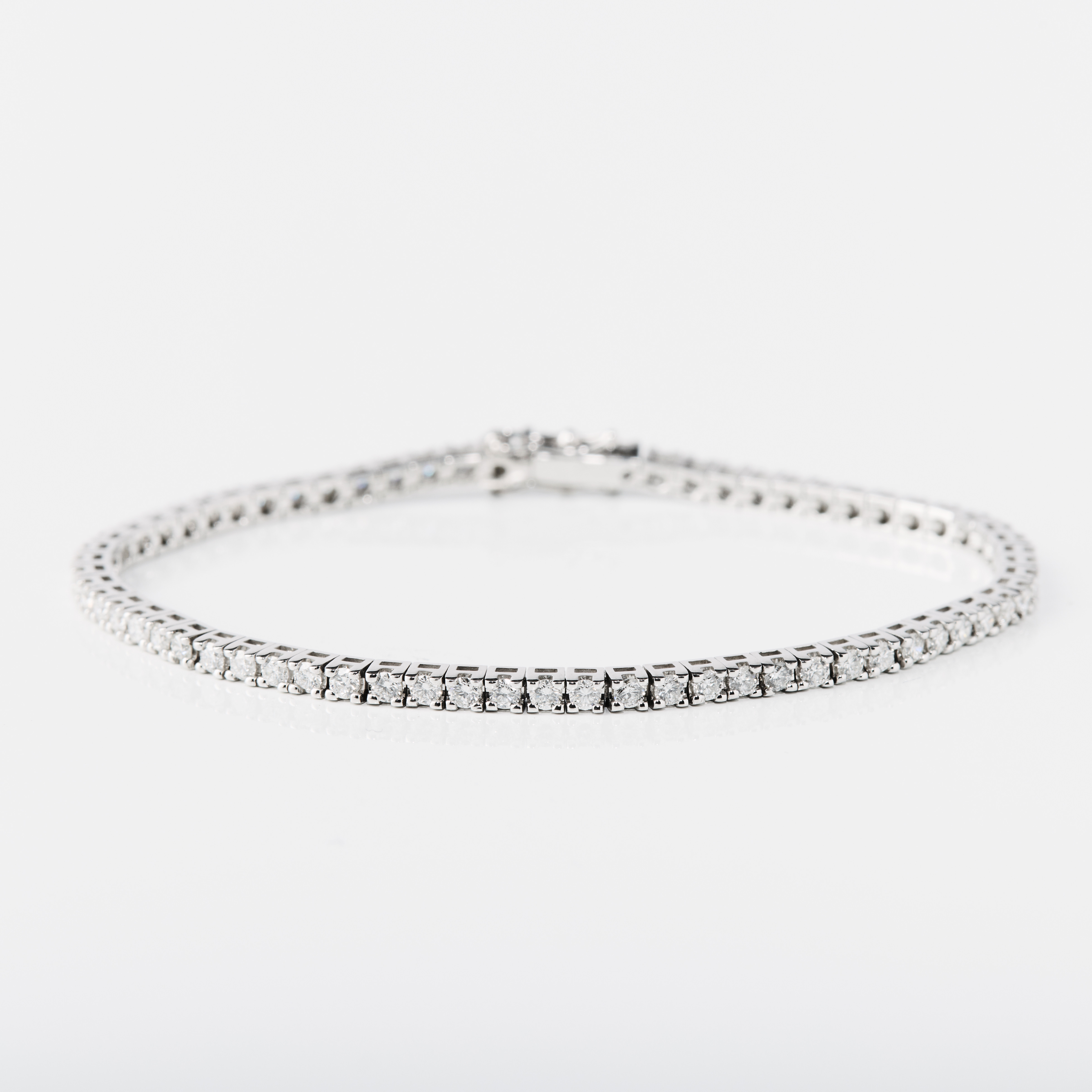 TENNISARMBAND, 18K vitguld med diamanter.