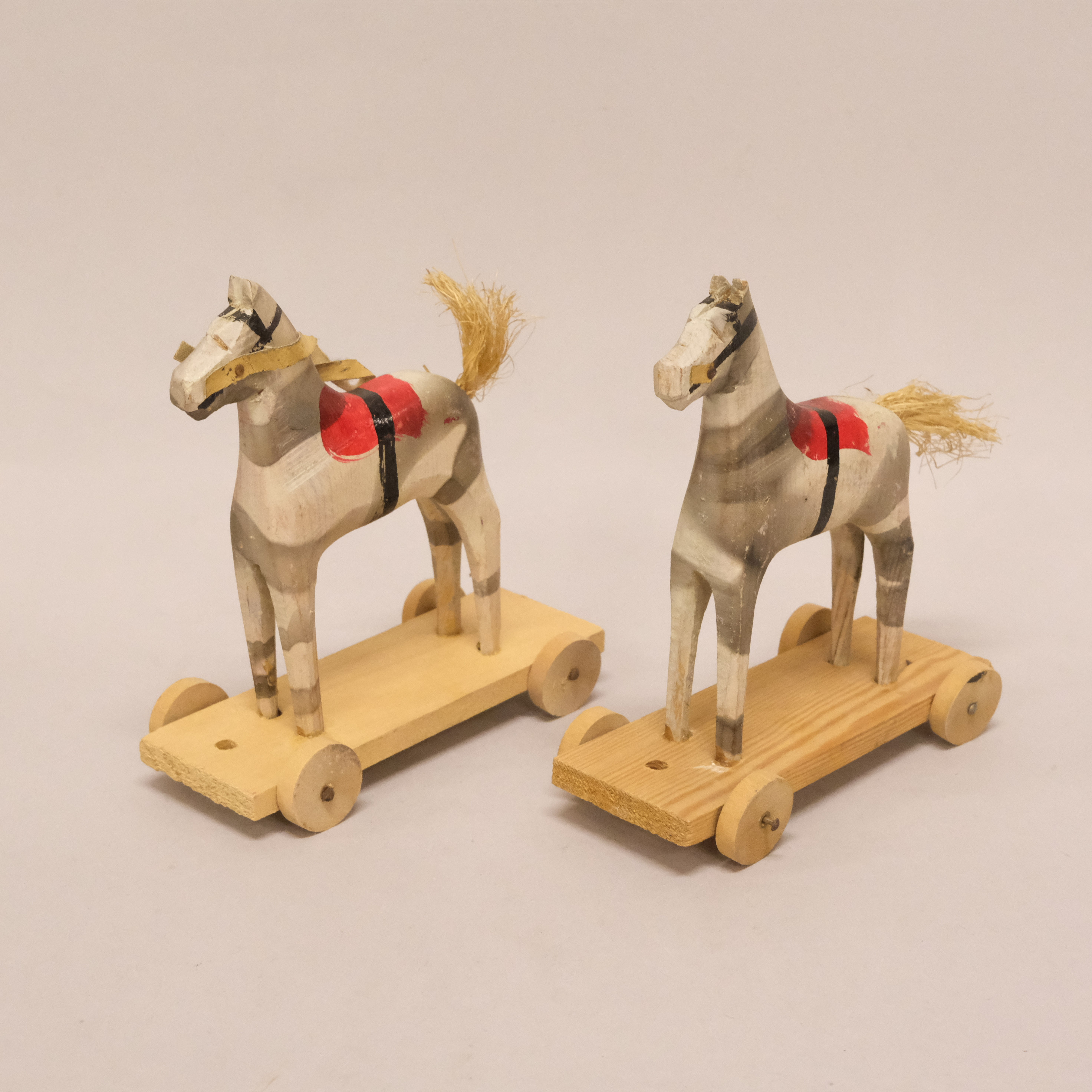 TRÄHÄSTAR, ETT PAR. "OSBY-HÄSTEN".