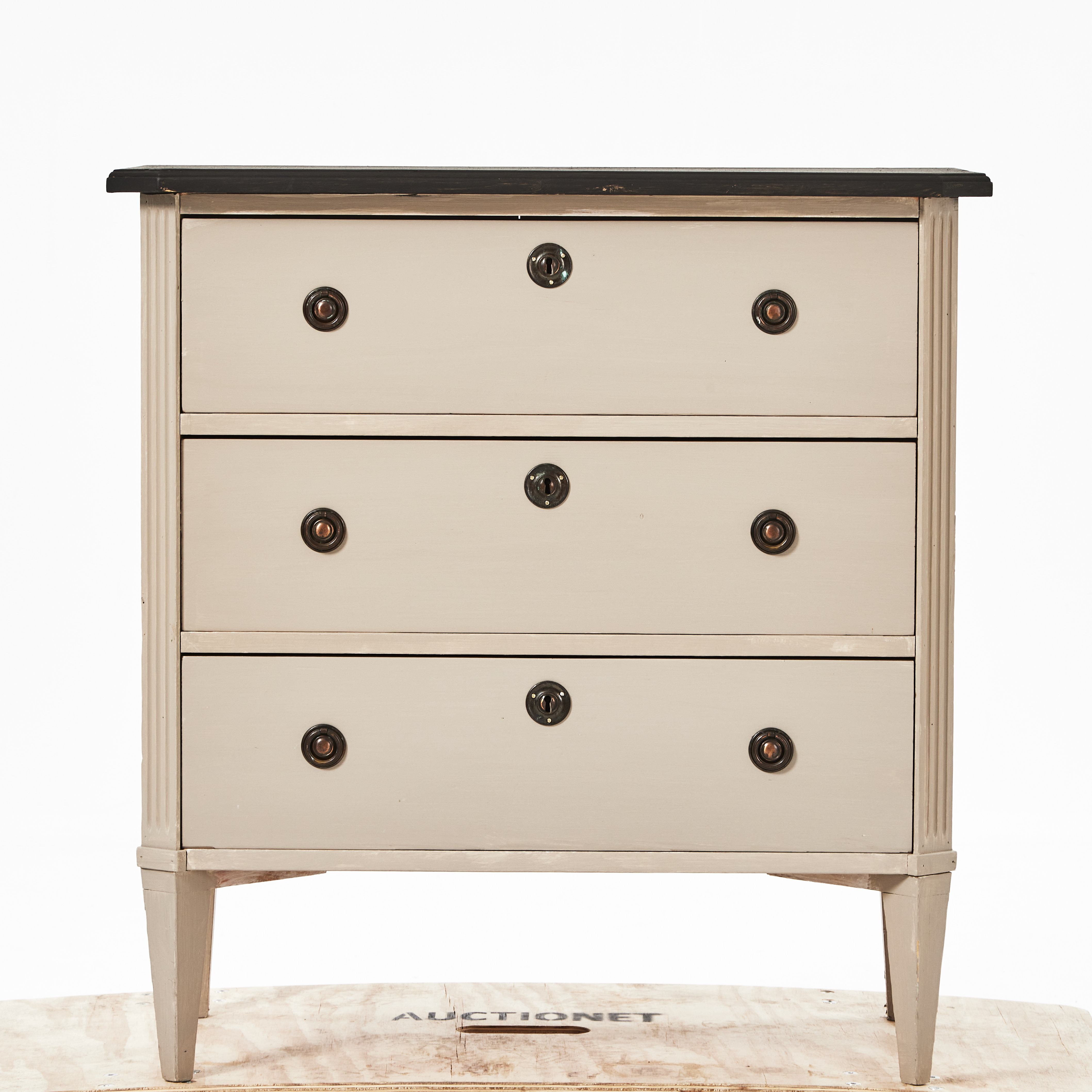 BYRÅ, 1900-talets första hälft, sengustaviansk stil, bemålad, 3 lådor, beslag i patinerad mässing.