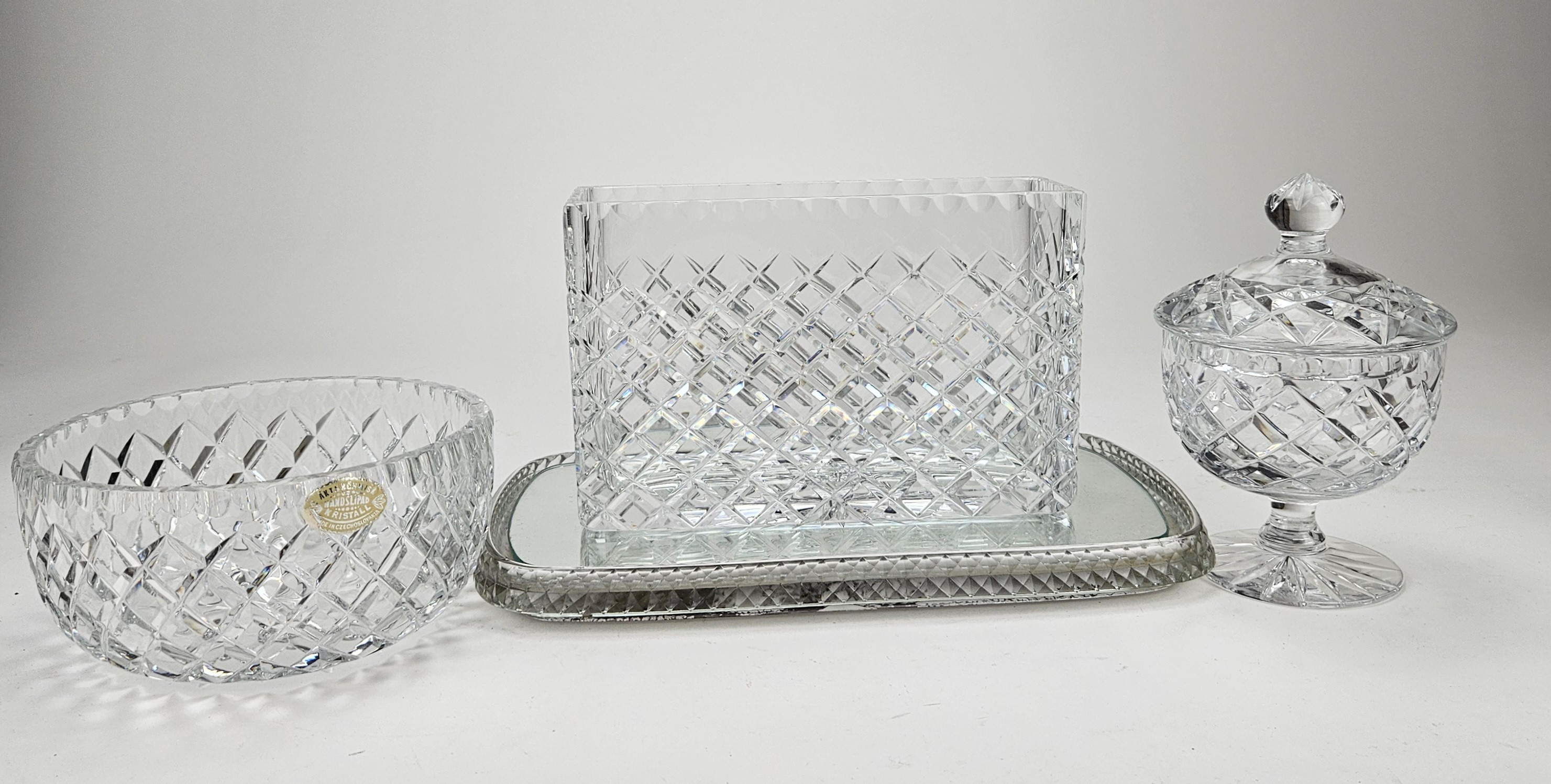 GLASFÖREMÅL, 4 delar, 1900-tal.