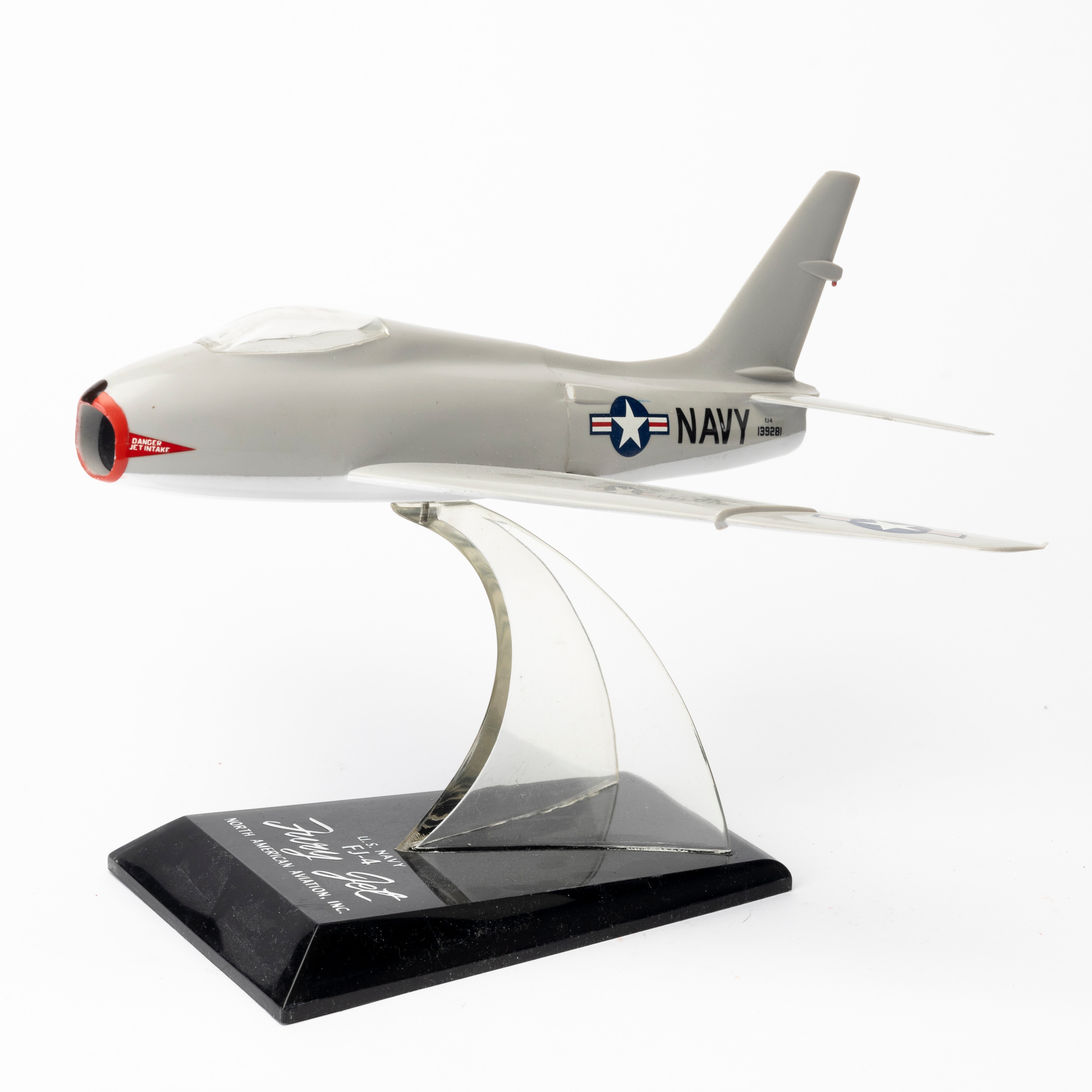 FLYGPLANSMODELL, plast, U.S Navy FJ-4, Fury Jet, North American Aviation INC, Topping Models, Akron, Ohio.