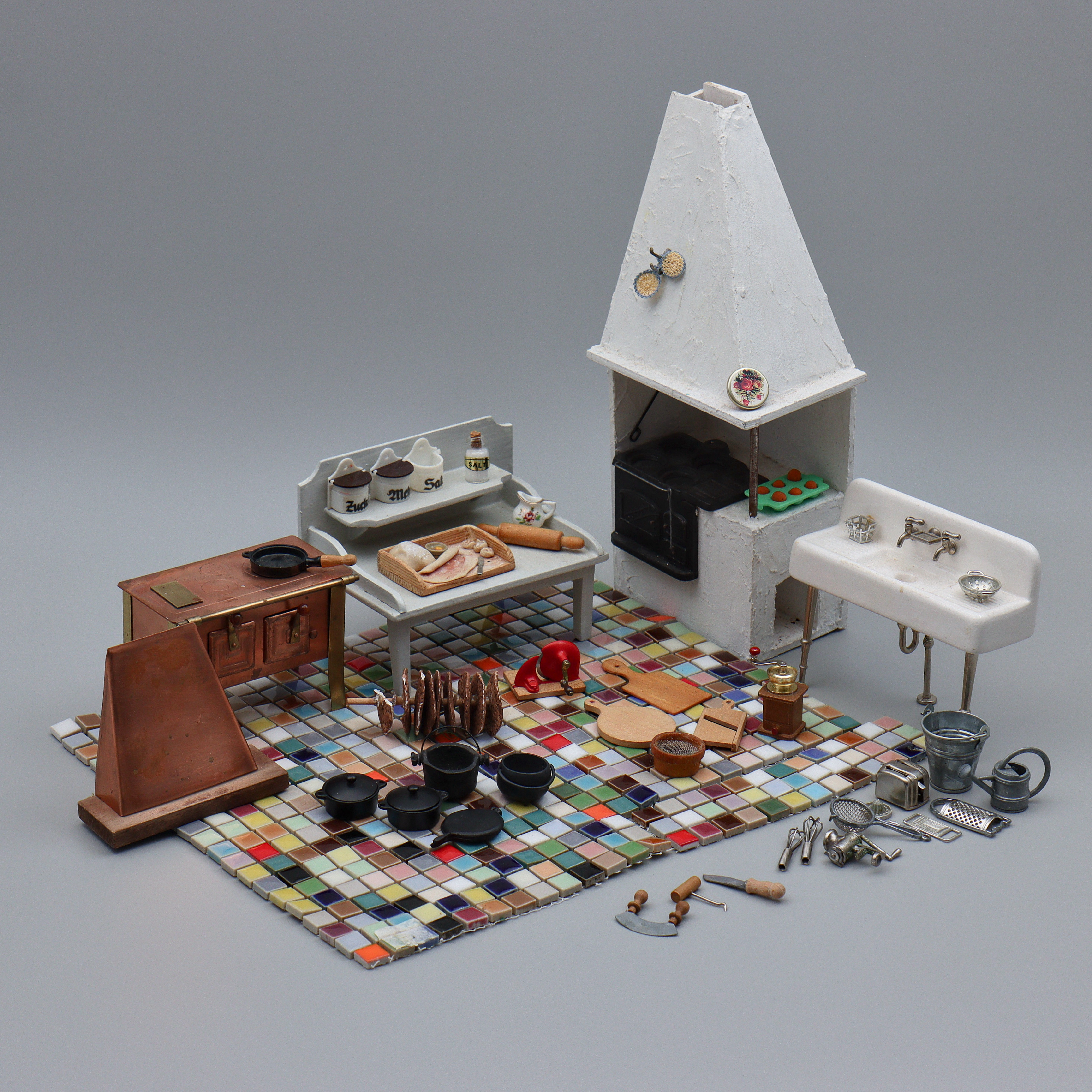 DOCKSKÅPSMÖBLER "KÖK", MÖBLER SAMT DIVERSE TILLBEHÖR I SEKELSKIFTE STIL, 1900-TAL.