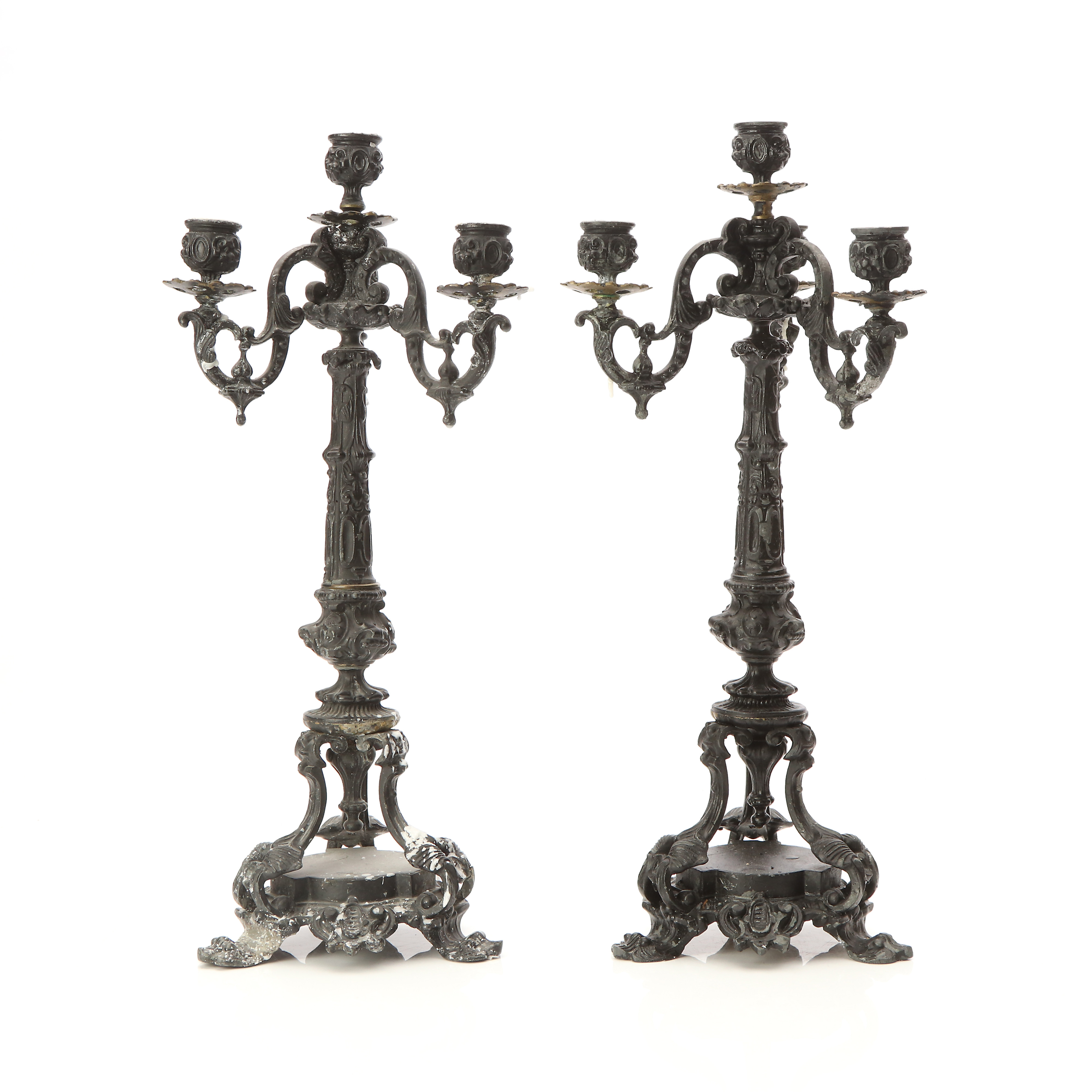 KANDELABRAR, ETT PAR. Bemålad gjutmetall. 1900-tal.