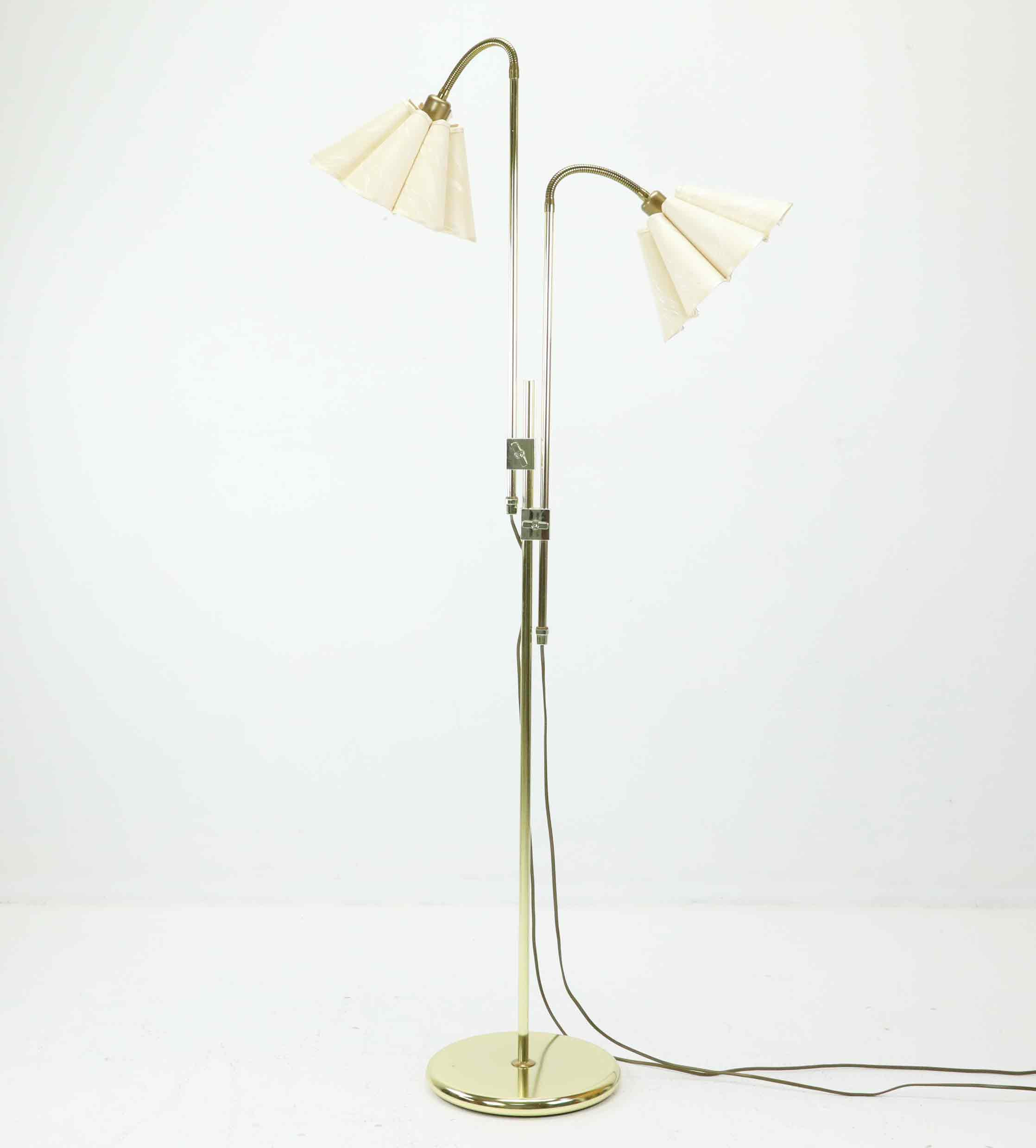 GOLVLAMPA, 2-armad, mässing, 1900-talets andra hälft.