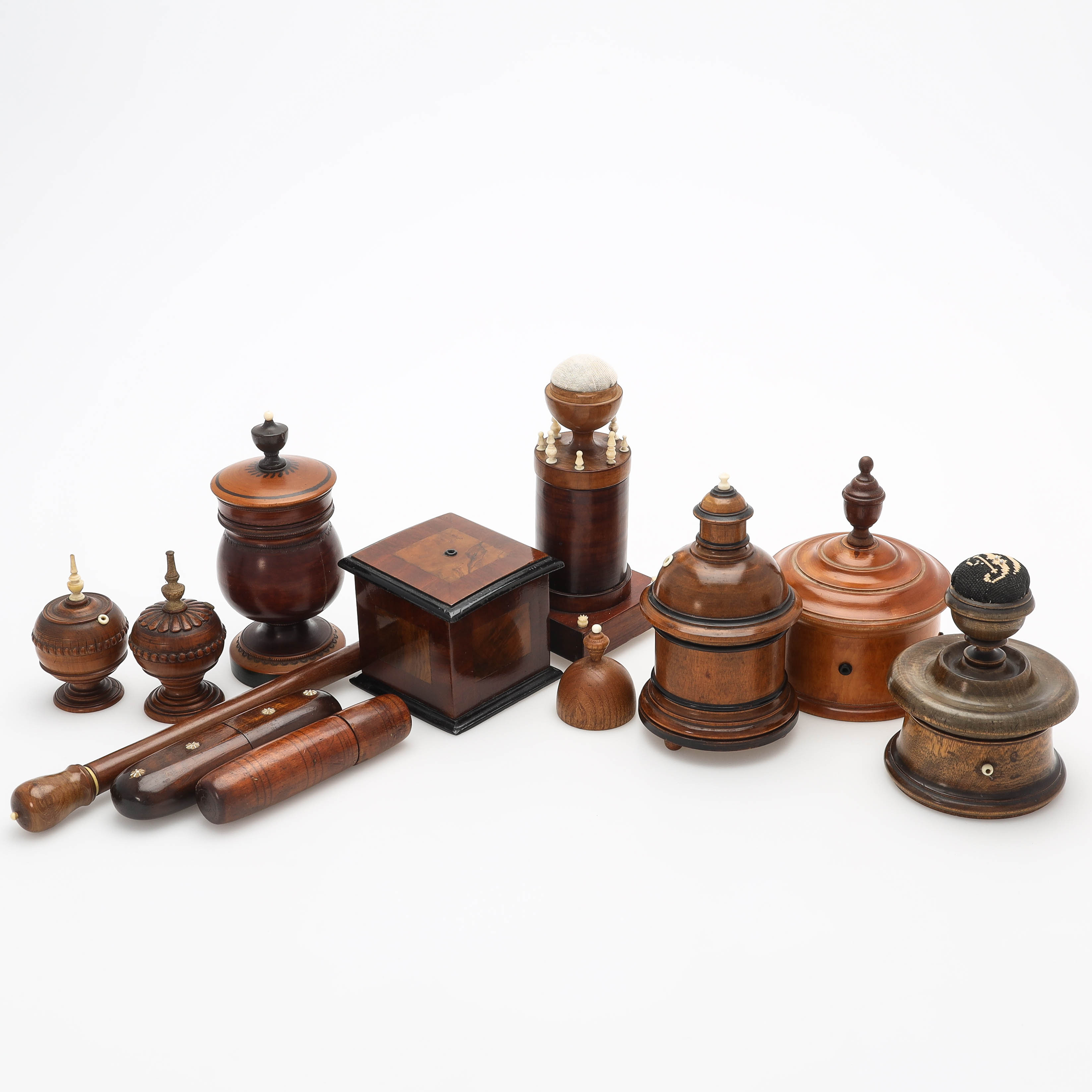 SYBARONER samt ETUIER, 11 delar, trä, 1800-tal.