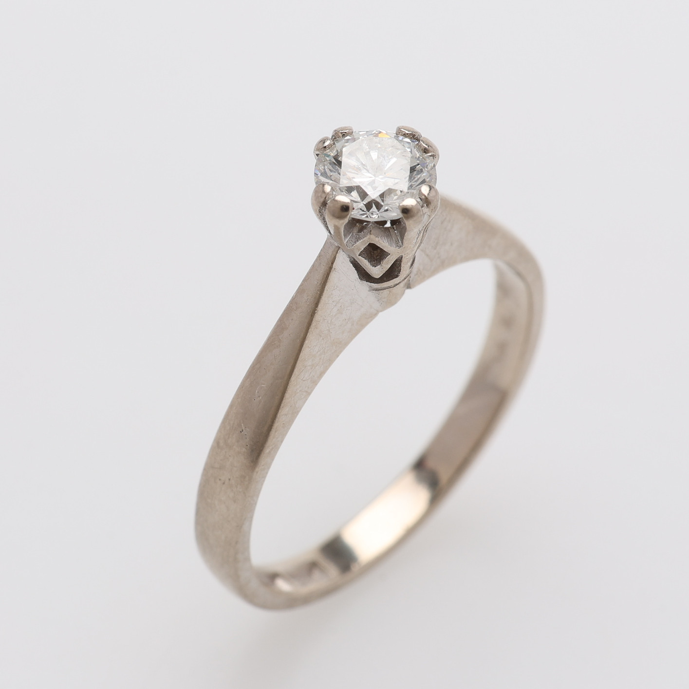 RING, 18K VITGULD MED BRILJANT 0,37 CT.