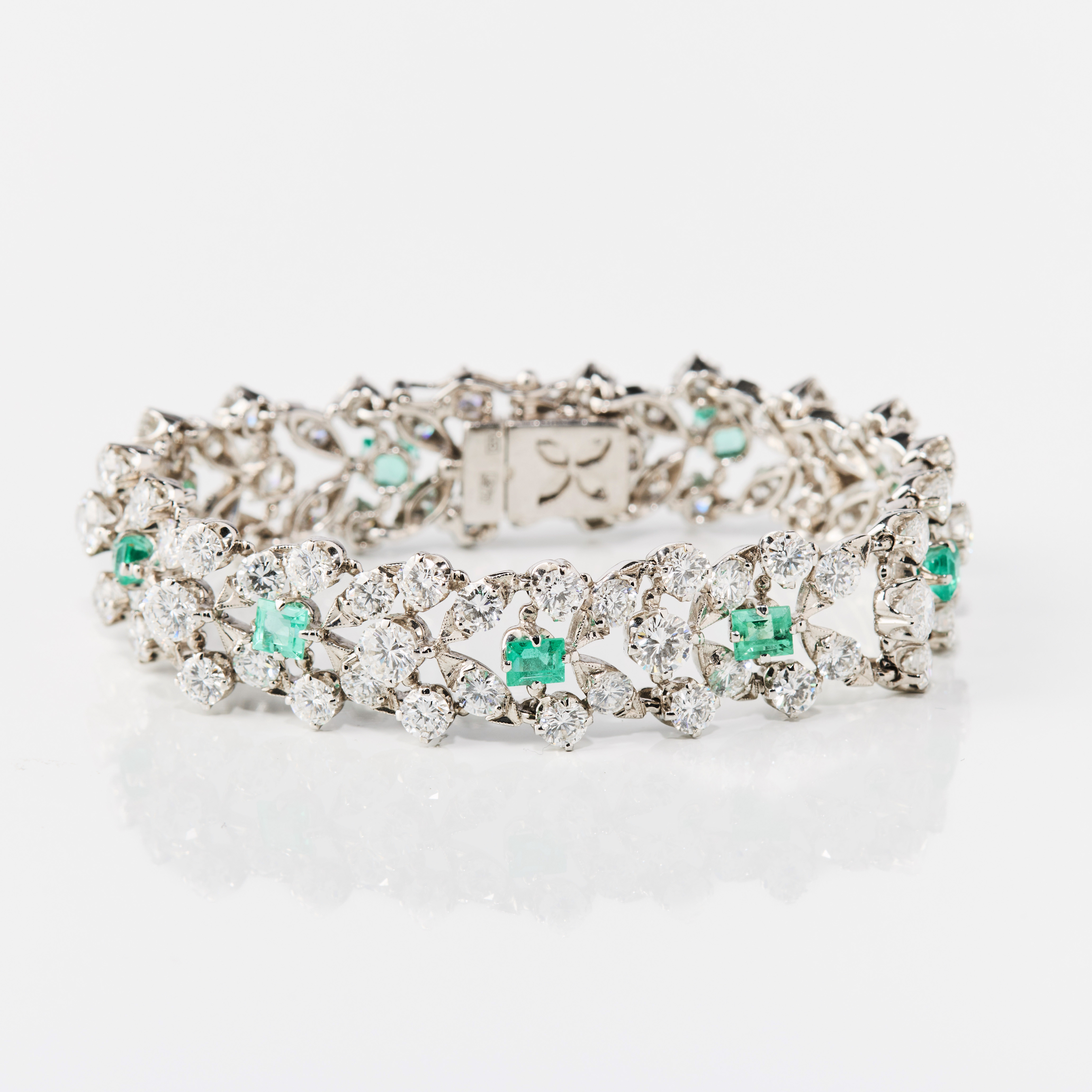 ARMBAND, 18K vitguld med smaragder och diamanter, 1980-tal.