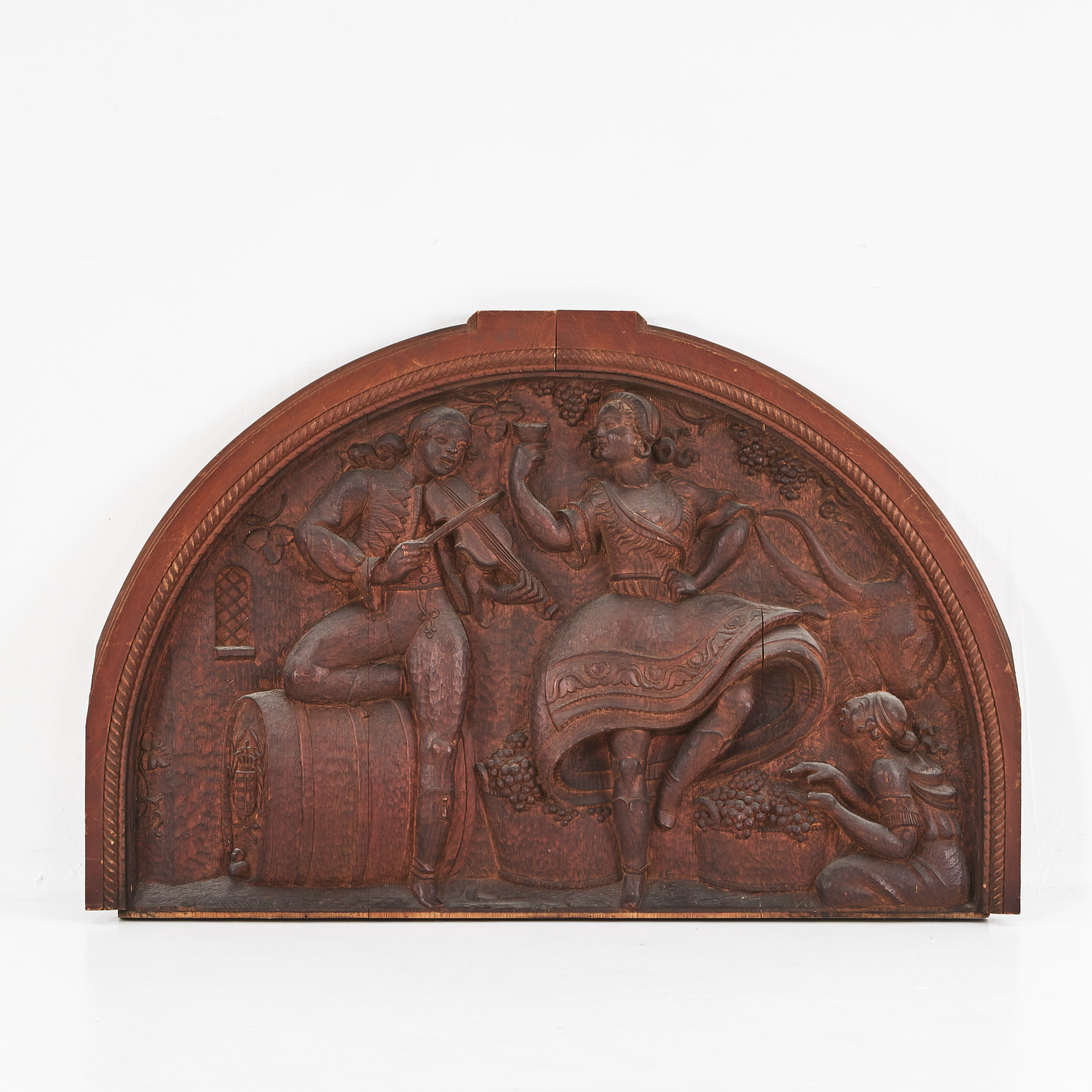 OKÄND KONSTNÄR, relief, 1900-tal, musicerande sällskap i vinkällare, skulpterad i furu och patinerad.