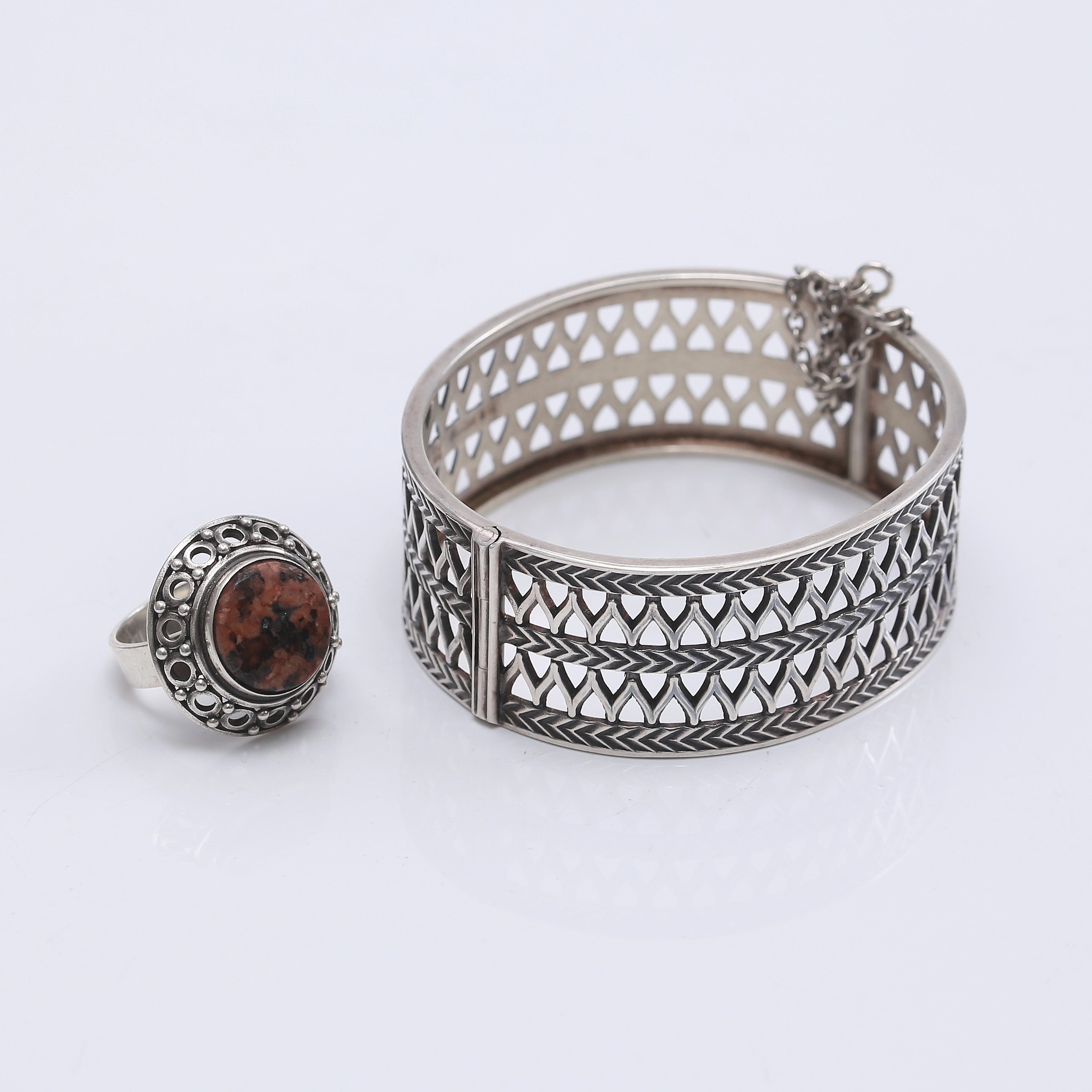 ARMBAND samt RING, silver, Kalevala, 1976.